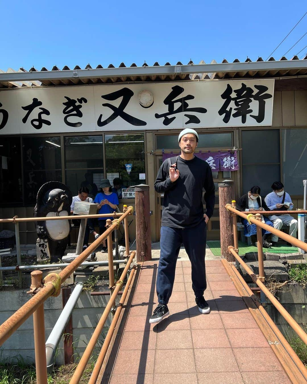 内田朝陽のインスタグラム：「晴れた日の鰻旅 関東では珍しい直焼きの鰻。 川魚の佃煮、肝焼、もくず蟹の味噌汁🦀 素敵な出逢いもあった良い旅でした。 #鰻 #うなぎ #食旅 #晴れ #☀️ #japan #japanesefood  #🇯🇵」