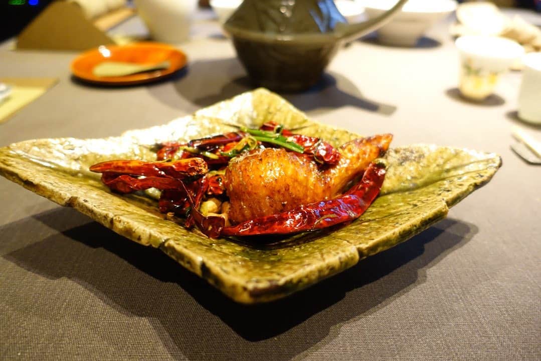 田中麻衣のインスタグラム：「初めてうかがったとき、そのおいしさや今まで食べたことがない新しいジャンルの中華料理に、感動しました。  いまやメジャーになったティーペアリングの先駆けでもあるような気がします。  オープン当初。 仲良しのお友達からのお誘いで知ったお店。  はや7年。 年に数回の頻度で通っています。  変わらずずっと大好きなお店。 @sazenka」