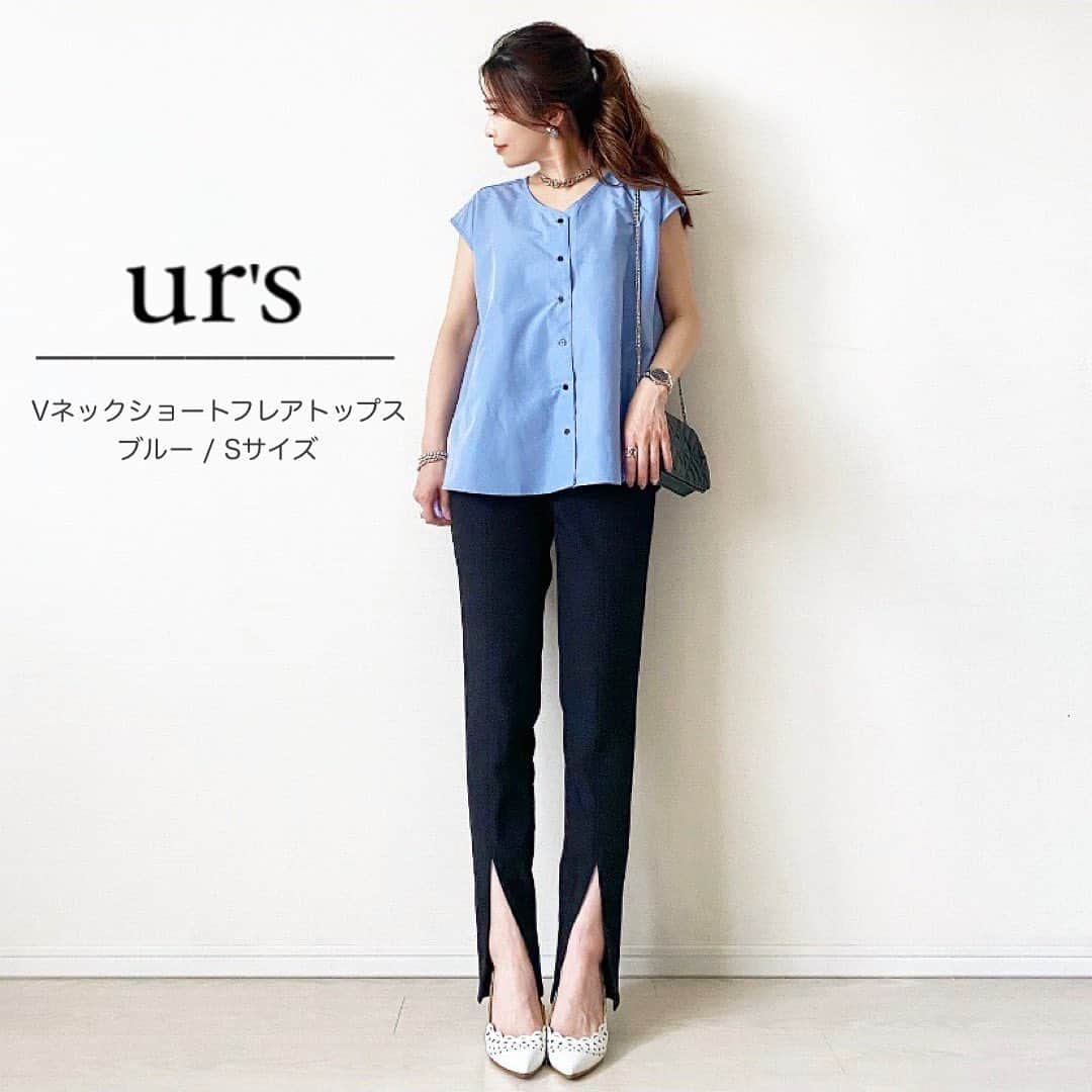 のインスタグラム：「🩵  シンプルだけど計算された 美シルエットのトップス @urs_official  🏷️#vネックショートフレアトップス   フレンチスリーブとvネックでスッキリ見え✧︎*。 そして配色ボタンがオシャレなの☺︎ お尻が隠れる丈で安心だよー(☜ポイント高) 着回しはスカートにインして着てみたんだけど ジャンパースカートの下に着たりしても良さそう🙆🏻‍♀️  今、期間限定の 10％OFFクーポン出てるよ🎫 . . . . . . #urs #ユアーズ #urs_styling #urs_official #タイアップ #春コーデ#大人コーデ #夏コーデ #着回しコーデ #イエベ春 #骨格ストレート #骨格ウェーブ #イエベコーデ #低身長コーデ」