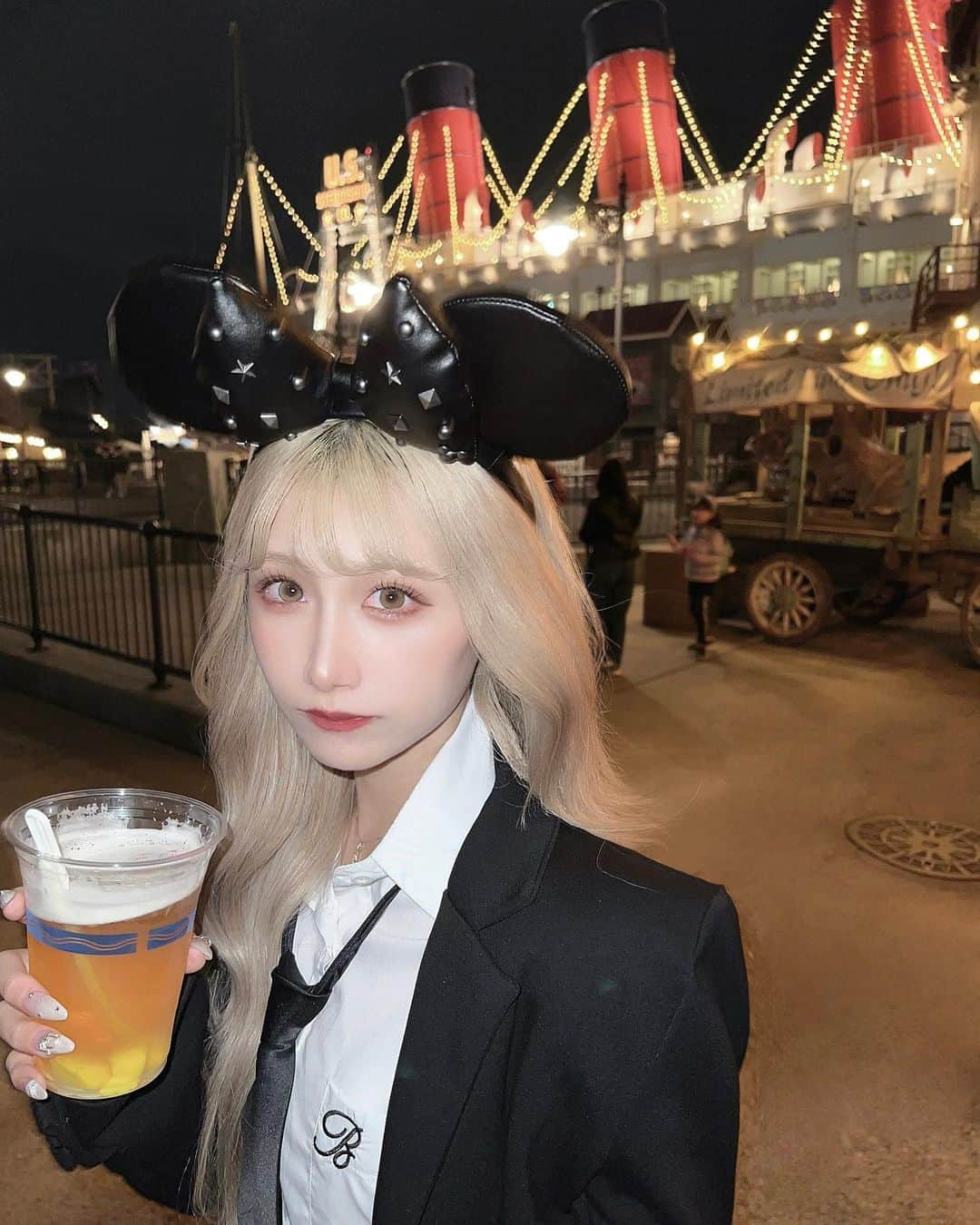 moeさんのインスタグラム写真 - (moeInstagram)「. 🐭🖤 ビール飲めて幸せ🍻w . #ブラックコーデ #ディズニーコーデ #ディズニー #ミニーコーデ #ディズニーシー #ワンホンメイク #中華メイク #disneysea #韓国ファッション」5月7日 17時40分 - immoeg