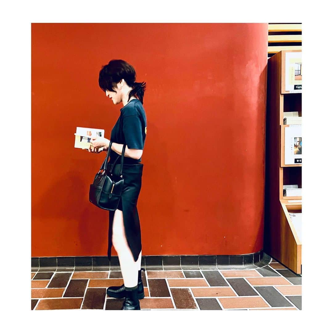 室井由美子さんのインスタグラム写真 - (室井由美子Instagram)「始まったばかりの @hmatisse2023 を観に東京都美術館へ。幼い頃からすごく惹かれた作品「ジャズ」が壁一面に飾られているコーナーは圧巻！本当に、胸が熱く なりました。 ・ 展覧会後の売店では、人気作品のポストカードを選んで額に装丁する販売も。台紙の色がなんとも洒落ており、思わず 何枚もオトナ買い。こちらは大人気で、既にSOLD OUTの文字がズラリと並んでいたのにはびっくり。(→「また入荷がありますよ」とお店の方がおっしゃっていました。) ・ ついでに今日の格好は、ヴィンテージのキャッツTシャツと サイドスリット入りエコレザースカート。Tシャツは背中に猫目のデザインがあり、とってもお気に入りです。 ・ #東京都美術館のレトロさが好き #カフェにおにぎりがあるところも好き🍙 #henrimatisse #thepathtocolor  #tokyometropolitanartmuseum  #art #contemporaryart #exhibition」5月7日 17時41分 - yumikomuroi