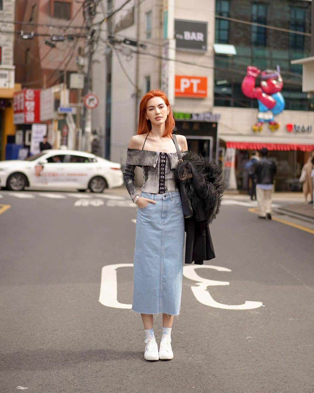 マイ・ダーウィカーのインスタグラム：「แม่สอนว่าเป็นคนสวยต้องอดทน…..โดนรถชนต้องไม่ตาย #แคปชั่นบายนํ้าพราว 😂」