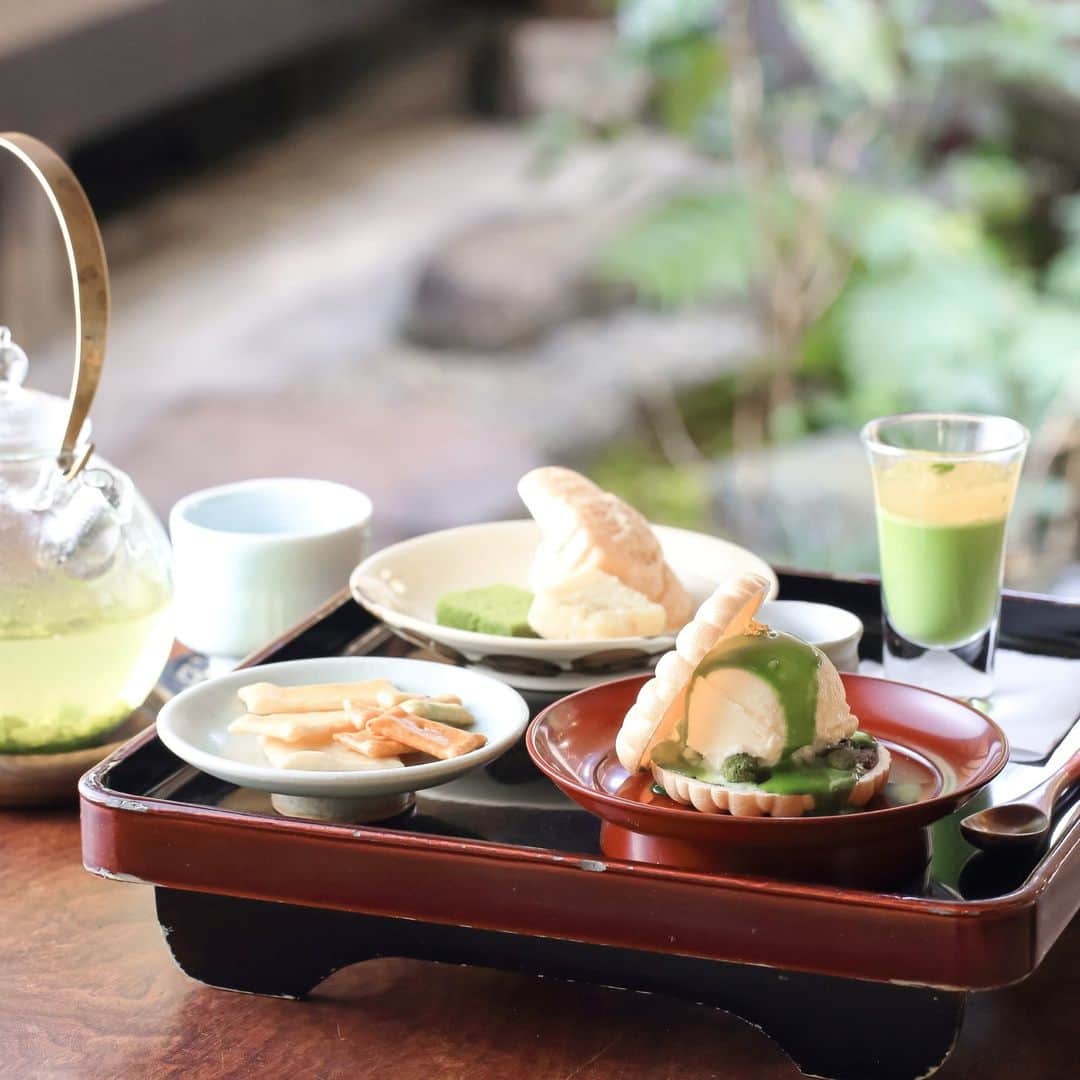 ことりっぷさんのインスタグラム写真 - (ことりっぷInstagram)「京都の町家カフェ「祇園 ふじ寅」で、旬野菜たっぷりのごはんや抹茶スイーツを  2022年7月、京都の花街・祇園にオープンした、ごはんと宇治茶とおまんじゅうが楽しめるカフェ。  野菜の目利きに定評のある京都・西陣「ベジサラ舎」から仕入れる旬の野菜や、京都のブランド豚「京都ぽーく」をせいろで蒸し上げた、彩り豊かでヘルシーなランチが評判ですよ。  カフェタイムには、上質な宇治茶を使った最中や蒸しまんじゅうなど、和の甘味も。 店主が選りすぐった京都の素材を多く使い、心を込めて作るおいしい料理やスイーツに注目です。 ----- #祇園ふじ寅 @gionfujitora  -----  詳しくは、ことりっぷwebでご紹介しています。 プロフィールのURL、またはストーリーズからご覧くださいね。 @cotrip_official  #ことりっぷ #ことりっぷweb #京都 #祇園 #祇園ランチ #祇園カフェ #cotrip #kyoto #gion #visitjapan」5月7日 17時58分 - cotrip_official