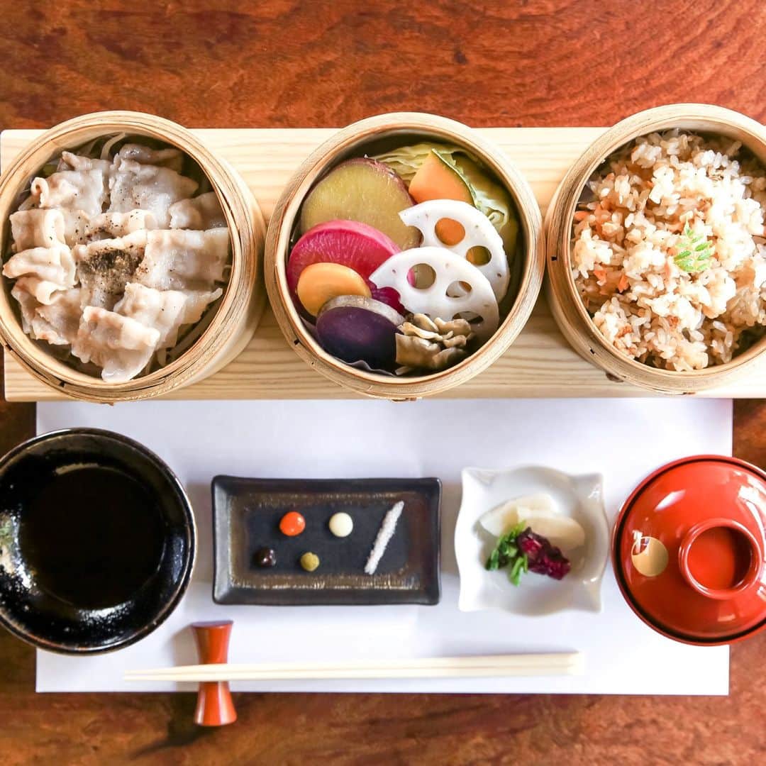 ことりっぷさんのインスタグラム写真 - (ことりっぷInstagram)「京都の町家カフェ「祇園 ふじ寅」で、旬野菜たっぷりのごはんや抹茶スイーツを  2022年7月、京都の花街・祇園にオープンした、ごはんと宇治茶とおまんじゅうが楽しめるカフェ。  野菜の目利きに定評のある京都・西陣「ベジサラ舎」から仕入れる旬の野菜や、京都のブランド豚「京都ぽーく」をせいろで蒸し上げた、彩り豊かでヘルシーなランチが評判ですよ。  カフェタイムには、上質な宇治茶を使った最中や蒸しまんじゅうなど、和の甘味も。 店主が選りすぐった京都の素材を多く使い、心を込めて作るおいしい料理やスイーツに注目です。 ----- #祇園ふじ寅 @gionfujitora  -----  詳しくは、ことりっぷwebでご紹介しています。 プロフィールのURL、またはストーリーズからご覧くださいね。 @cotrip_official  #ことりっぷ #ことりっぷweb #京都 #祇園 #祇園ランチ #祇園カフェ #cotrip #kyoto #gion #visitjapan」5月7日 17時58分 - cotrip_official