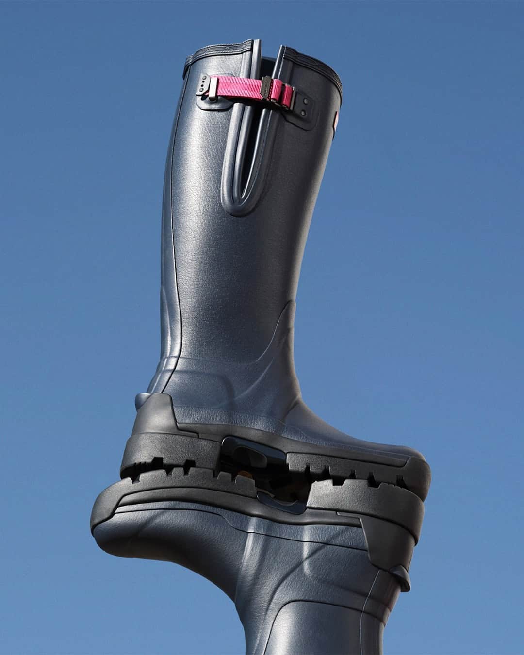 ハンターブーツのインスタグラム：「Inspired by our Scottish heritage, our Balmoral Wellington Boot is our most technical Wellington Boot. Beyond being 100% waterproof and PETA-approved vegan, it's also been specially developed for a variety of difficult terrains, has enhanced shock absorption, and much more. Swipe to learn a bit more about it. ⁣ ⁣ And tap to shop it now.⁣ ⁣ #HunterBoots」