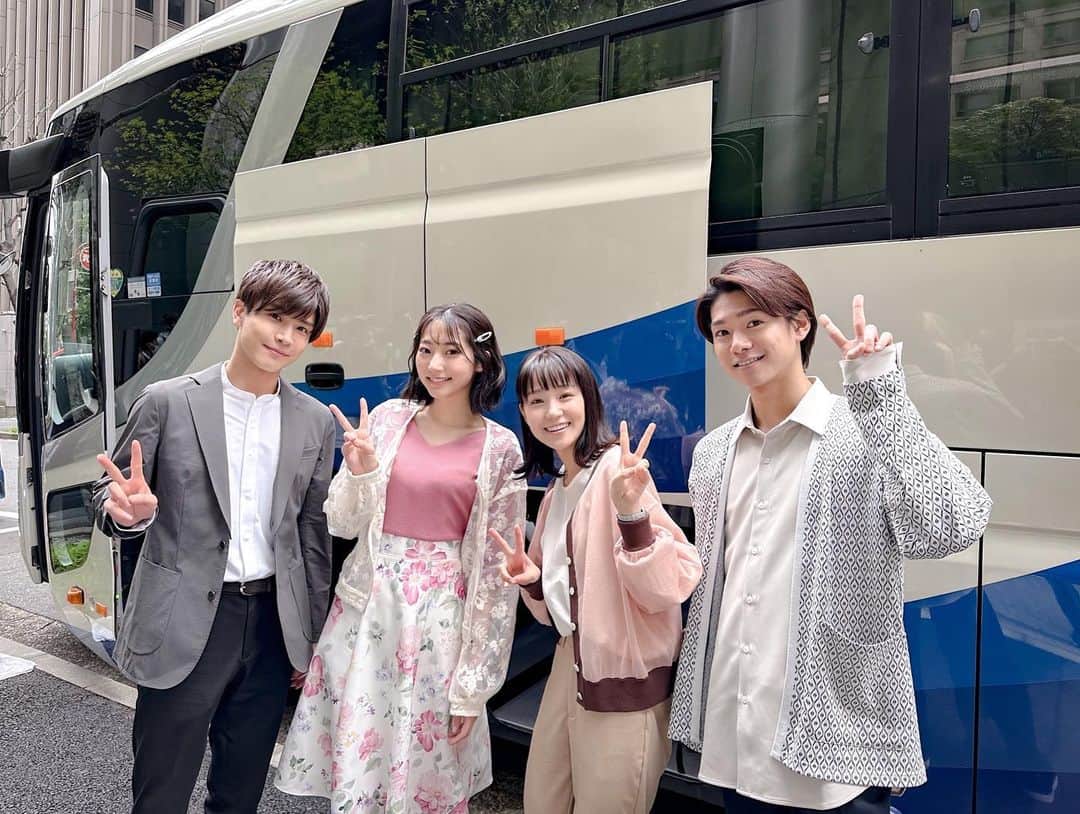 あなたがしてくれなくてものインスタグラム：「． 🫧オフショット🎁🫧   第４話にて 研修旅行に出発する前の  みち役 #奈緒 さん 新名役 #岩田剛典 さん 華役 #武田玲奈 さん 田中役 #北川尚弥 さんの フタバ建設チームを📸  #あなたがしてくれなくても   📣４話 #TVer 見逃し無料配信は 　　次回放送の5/11（木）まで❗️ 　　まだの方ももう一度見たい方も 　　お見逃しなく👀✨ 📺１〜３話も変わらず無料配信中 　　プロフィール欄のリンクからチェック！」