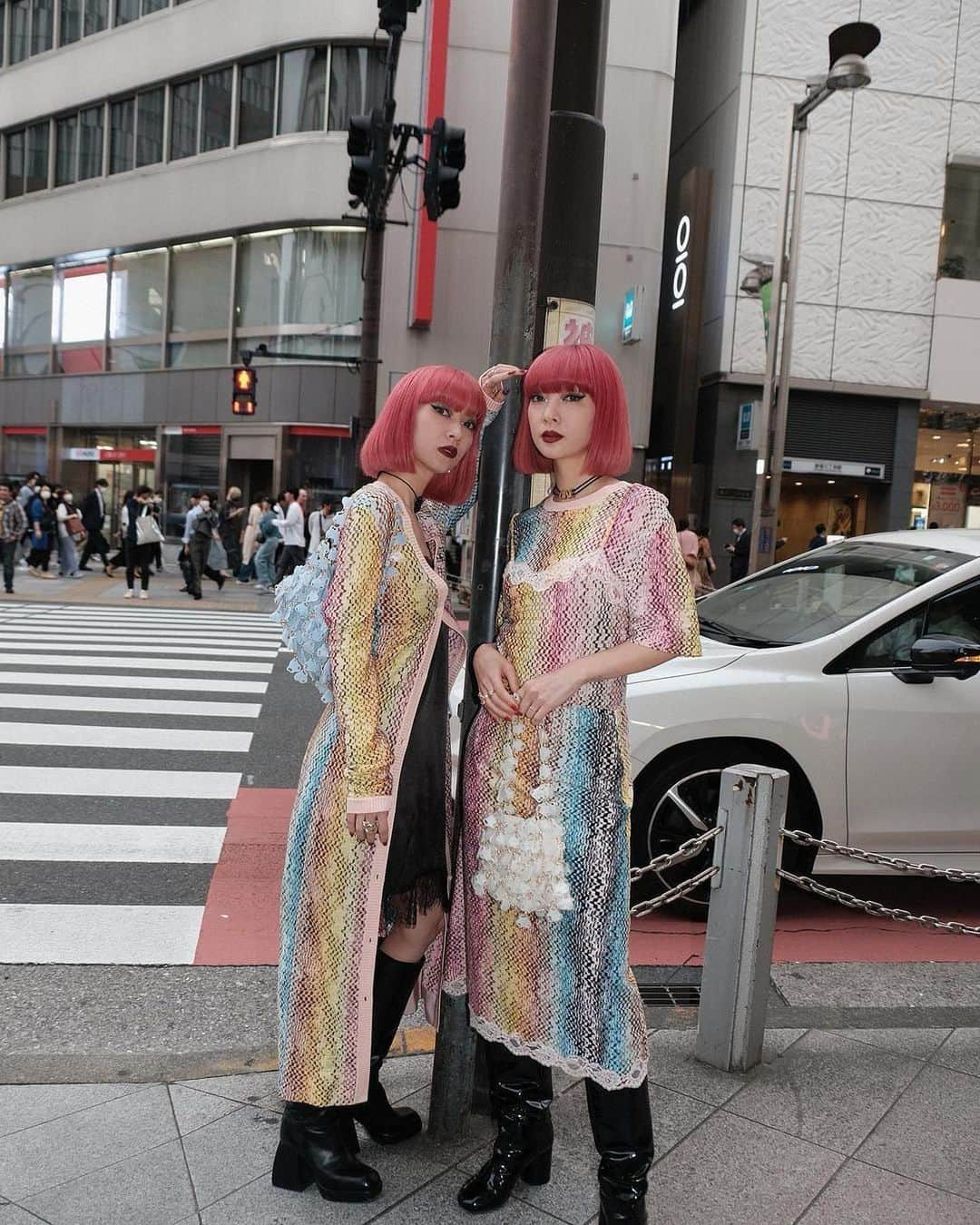 AMIさんのインスタグラム写真 - (AMIInstagram)「@pipatchara 💙  再生プラスチックをアートピースにしたインフィニチ ュードコレクション。 プラスチ ックのパーツは海の有機的な形から、自然界に見られる色にインスパイアされ たbag✨ 加工されてない、そのままの素材の色でヤクルト容器やペットボトルキャップの色で表現されています。 ファッションとサステナビリティの調和の実現を可能にしている @pipatchara  @pipa_________  とても尊敬します🌹✨  #pipatchara」5月7日 18時01分 - amixxamiaya