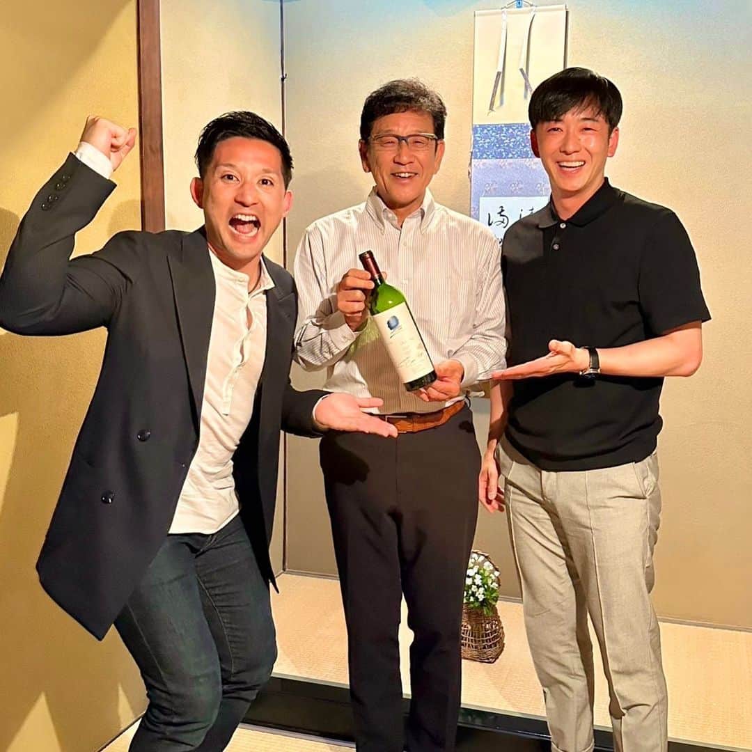 斎藤佑樹のインスタグラム：「⁡ 栗山監督と拳士と３人で食事をしました！ とても勉強になるお話ばかりで たくさんの刺激をいただきました。 ⁡ 栗山監督が手にしているワインは なんと さだまさしさんから WBC世界一のお祝いとしていただいたものだそう。 そんな貴重な一本を わざわざ持ってきてくださいました！ ⁡ 監督も僕も久しぶりにお酒を飲んで 気持ちよくほろ酔いで会話も弾み・・・ 拳士は飲み慣れてる感じでしたが。笑 ⁡ 素敵なワインと美味しいお食事と栗山ワールドで 胸いっぱい、お腹いっぱい！ 本当に楽しい時間をありがとうございました！ ⁡ ⁡ ⁡ ⁡ ⁡ ⁡ ⁡ #栗山監督 #wbc お疲れ様でした #杉谷拳士 #さだまさし さん」
