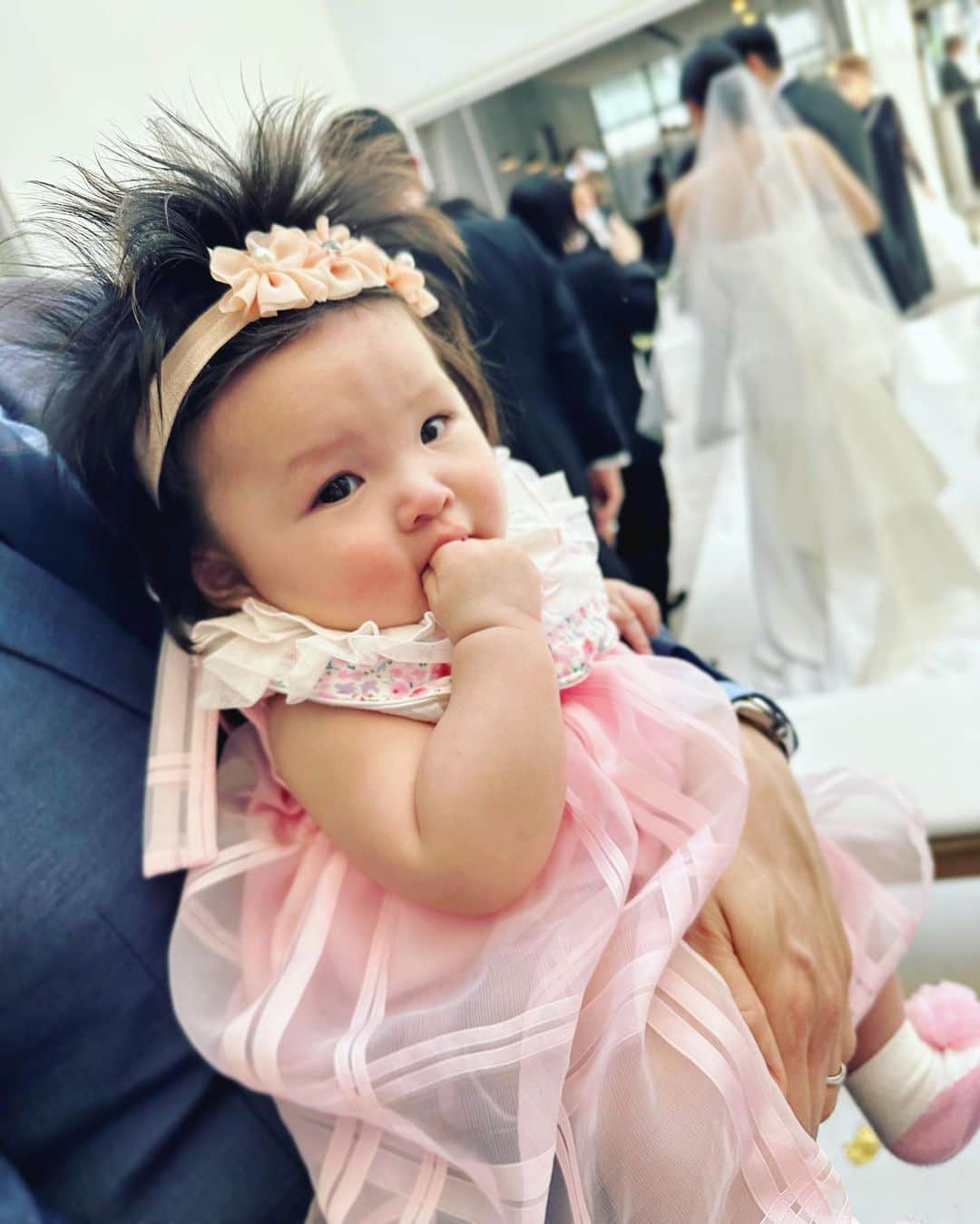 のインスタグラム：「💖  GWの思い出👶🌸  従兄弟の結婚式に家族で参列💒✨  去年の私たちの結婚式が懐かしくなりました👰‍♀️✨  #2023GW #ゴールデンウィーク  #happywedding #結婚式お呼ばれ  #weddingceremony  #令和5年ベビー  #女の子ベビー  #新米ママ #子育てママ #3ヶ月ベビー  #ブロガー　#インフルエンサー #横町ももこ」