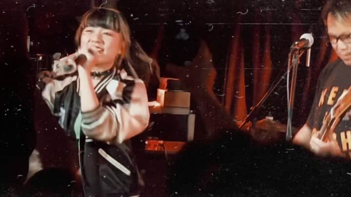 のインスタグラム：「先日のビーハプ(Beat Happenieg!!と題して、アイドルからバンドからシンガーソングライターまで幅広くブッキングするミクスチャーイベント)ではPPPR!!-ピポパロ-と対バンだったので、プロデュース曲『RIOT GIRLS』コラボしました！  エモいAメロ→グルーヴィーなB、からの開けたサビの展開がメチャLIVE映えして、やってて気持ちよかったです✊  メンバー的にも新鮮で楽しかったぽいので、またどこかでご一緒しましょう！」