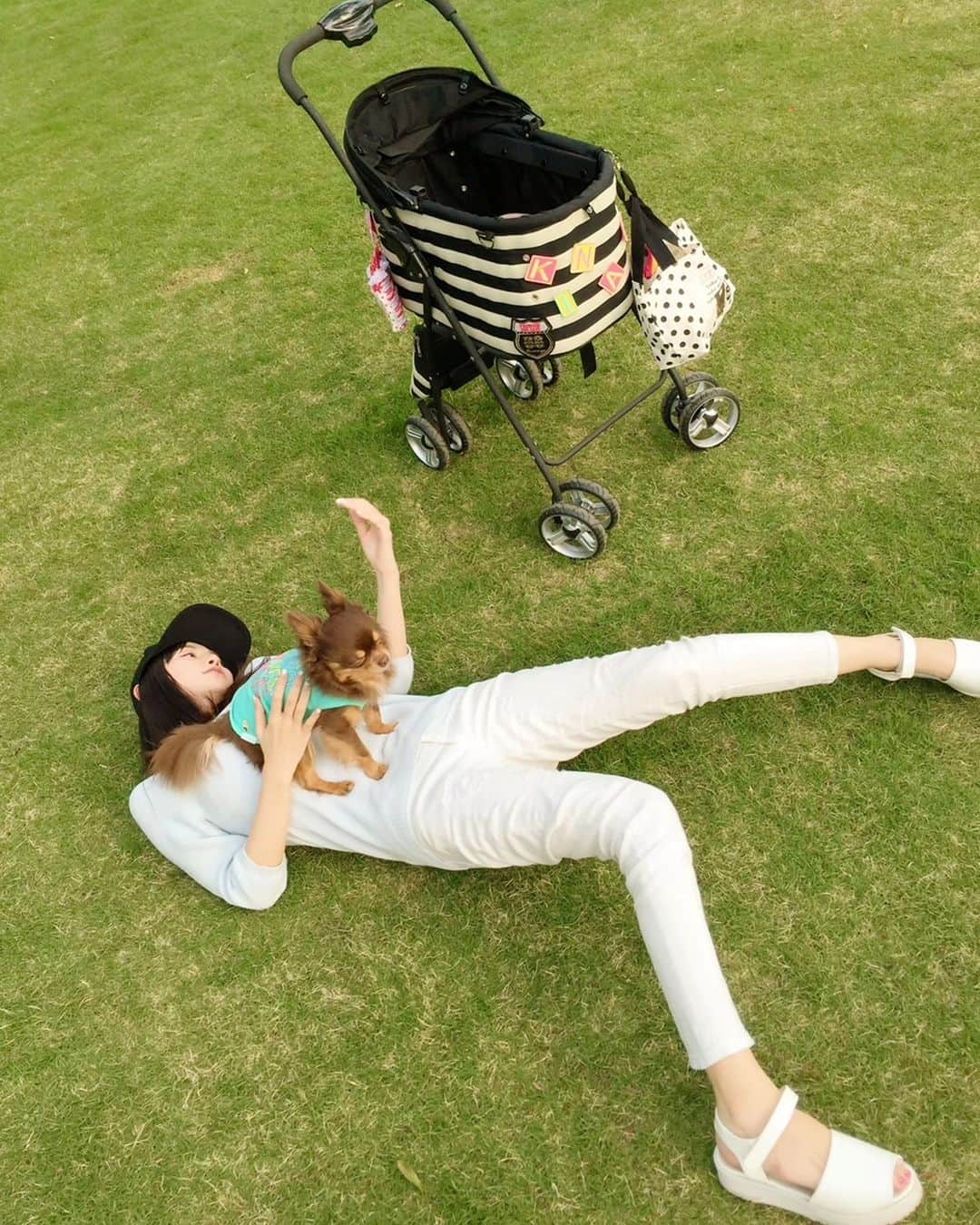 杉原杏璃のインスタグラム：「GWお昼寝。  🐾🐾🐾。。。。  昨日、あまりに気持ちいい天気だったので🌞  散歩に出かけたよね〜♫ 私より全然体力ある15歳🐶♡  #杉原杏璃 #sugiharaanri #anrisugihara #Japanese#girl #グラビア#グラドル#glamor#gravure#hot#asian #お昼寝 #お散歩」
