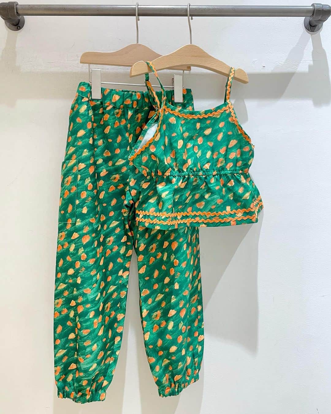green label relaxing 自由が丘店さんのインスタグラム写真 - (green label relaxing 自由が丘店Instagram)「【KIDS】「はらぺこあおむし」の作者として有名な絵本作家エリック・カール氏のTISSUE柄デザインを取り入れたウェア&グッズをご用意しております！   エリック・カール氏の技法TISSUE柄は、筆や指で色をつけたティッシュペーパー(薄紙）をイラストに合わせて切り貼りして作ったものです🍃  お子様の気分も上がるカラーやデザインのアイテム多数ご用意しておりますので、ぜひ店頭とオンラインストアでチェックしてみてください！   ■販売店舗 ユナイテッドアローズ グリーンレーベル リラクシング キッズお取り扱い店舗 UNITED ARROWS ONLINE  ■自由が丘店営業時間 11:00〜20:00 ☎︎ 03-5731-8531 　 ■駐車場サービス お買い上げ金額に応じて以下ご利用いただけます。 場所【自由が丘南口有料駐車場】 > ¥5,000(税込)以上　30分チケット1枚 > ¥10,000(税込)以上　　30分チケット2枚  #unitedarrows #greenlabelrelaxing #greenlabelrelaxingkids #ericcarle #エリックカール #はらぺこあおむし #ユナイテッドアローズ #グリーンレーベルリラクシング #キッズコーデ #子供服#男の子ママ#女の子ママ#子育て#女の子服  #男の子服#小学生コーデ #小学生女子 #小学生ママ #キッズ服 #コラボレーション #自由が丘 #jiyugaoka」5月7日 18時16分 - glr_jiyugaoka