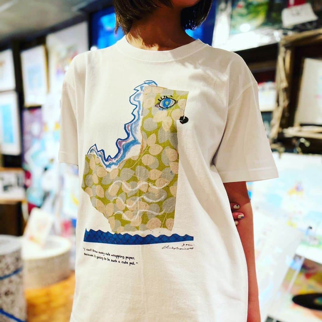 森本千絵さんのインスタグラム写真 - (森本千絵Instagram)「#NEWWORLD  No.4 #monster  M-size  🦖  goen°16th Anniversary Exhibition2023 【　NEW WORLD 】  Original Artwork T-shirts　 Created by Chie Morimmoto & goen°mate  日頃の感謝の気持ちを込めて これまでのお仕事の原画から50点をTシャツにして大放出中！ 展示もしてます。 #goen #Ateliergoen #newworld #tshirts #goldenweek #summer  #japan #design #art #idea #drawing #music #advertisement #daikanyama #tokyo #special #sale #chiemorimoto」5月7日 18時17分 - chiemorimoto_goen
