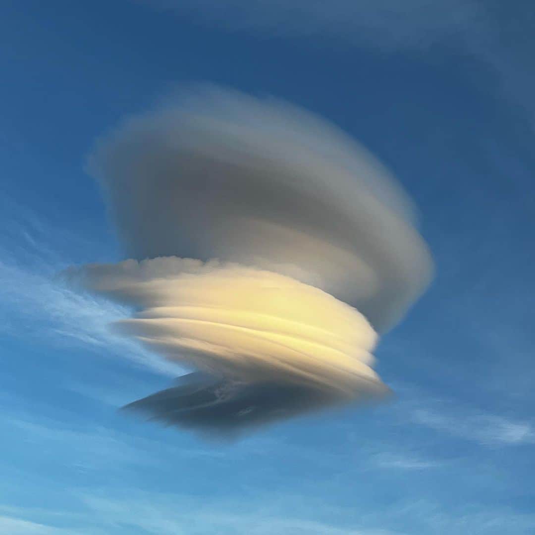 大枝瑞希さんのインスタグラム写真 - (大枝瑞希Instagram)「신기한 구름 🛸☁️」5月7日 18時18分 - __mzkxx__