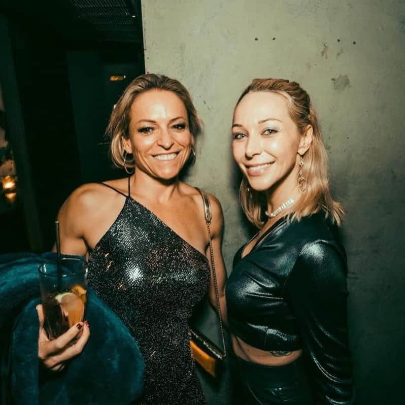 エミリー・スコットのインスタグラム：「What a great night partying with @carty_haverhals back in the Studio 54 era 🪩✨ @garthlinton 🎂thanks for having me」