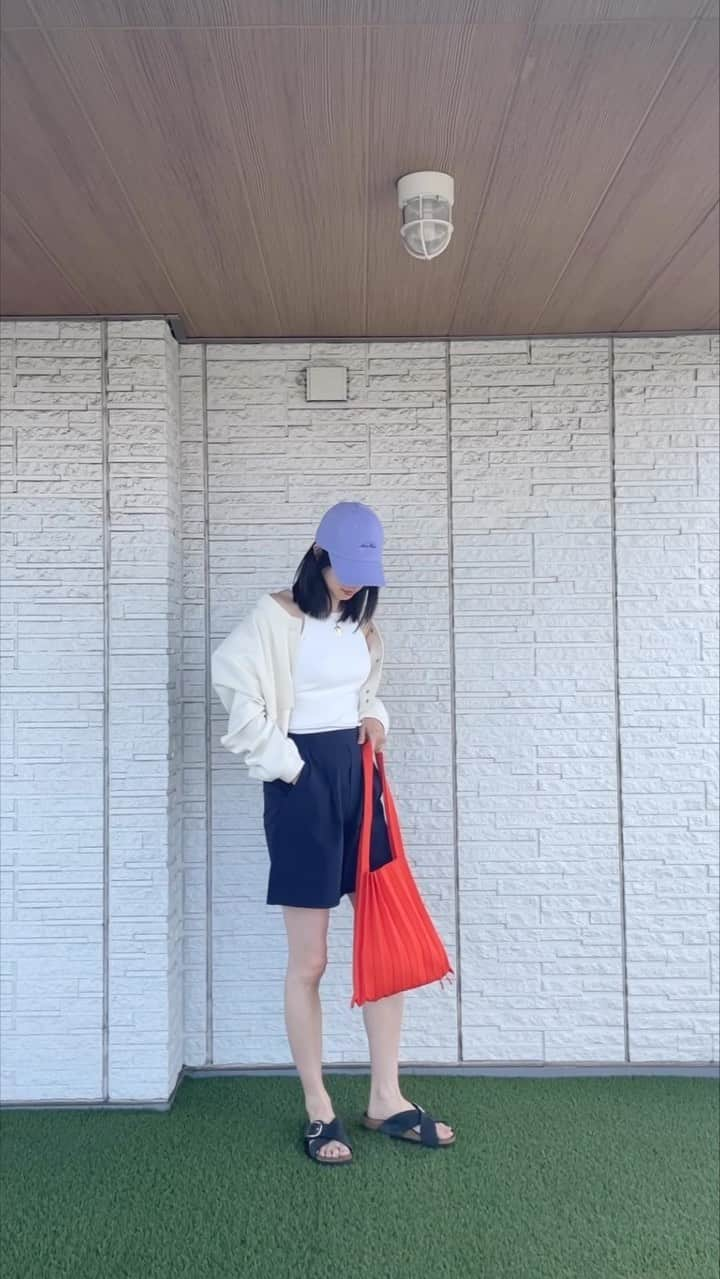 熊澤枝里子のインスタグラム：「・ Lazy sunny day🧡 ある晴れた日💜  cap  @newerajapan  jacket  @zara  top  @bijorie_official  bottom  @elura_official  bag  @josephandstacey_jp shoes  @birkenstock_jp   #クマフク」