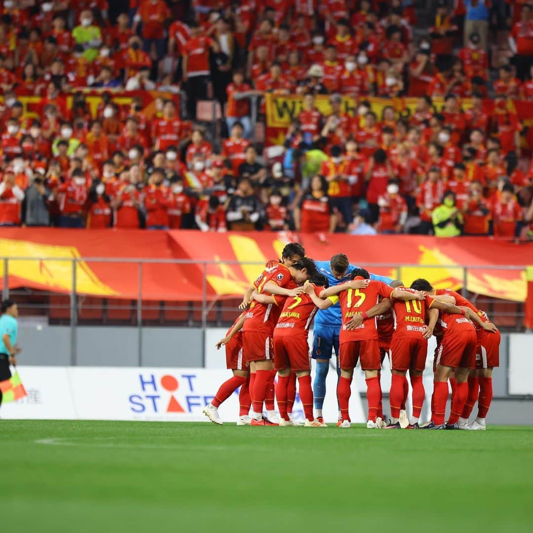 ミチェル・ランゲラクさんのインスタグラム写真 - (ミチェル・ランゲラクInstagram)「Saturday nights with this team! ❤️💛 #grampus」5月7日 18時20分 - mitchlangerak