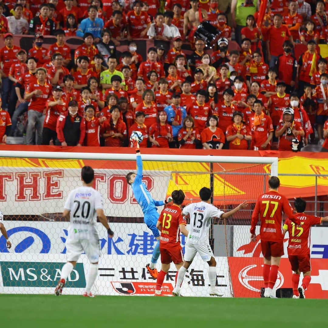 ミチェル・ランゲラクのインスタグラム：「Saturday nights with this team! ❤️💛 #grampus」