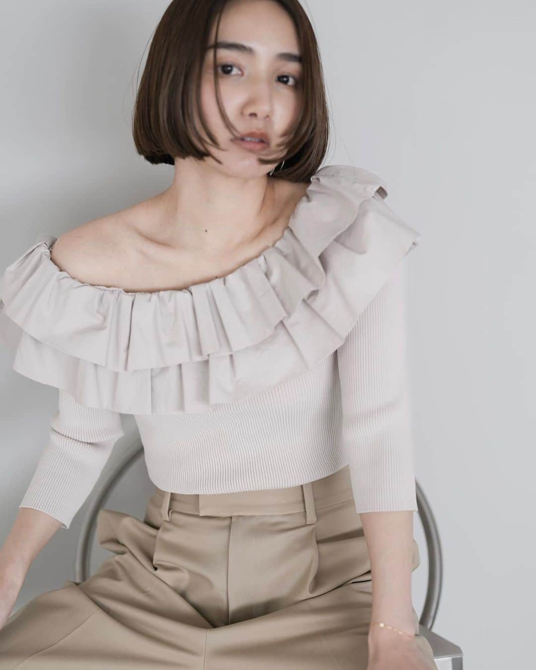 フレイアイディーさんのインスタグラム写真 - (フレイアイディーInstagram)「FRAY I.D SUB-DIRECTOR “MY STYLE”  DAY WITH FAVORITE CLOTHES #08  Knit tops ¥17,600 (tax in) Pants (High Quality Line) ¥39,600 (tax in) ※一部店舗にて展開中。 ONLINE STOREでの販売はございません。  ラフになりすぎるかなと、 これまであまり選ばなかったチノパン。 ハイクオリティラインで見つけた一枚は、 リュクスな質感とワイドシルエットで 〝凛とした存在感〟があるところが気に入りました。 センタープレスも効いていて上品に楽しめるので、 端正な着こなしが好みな私のワードローブにもマッチ。 今回は、パンツのボリューム感が際立つように コンパクトなフリルニットとスタイリング。 ベージュワントーンでまとめてモードに着るのが気分です。  ▪️HIGH QUALITY LINE▪️ 【取扱店舗】 阪急うめだ本店 大阪髙島屋 大丸神戸 博多阪急 ジェイアール名古屋タカシマヤ ラシック名古屋 表参道ヒルズ 西武池袋本店 日本橋高島屋 銀座三越 大丸東京 大丸札幌  ストーリーズアーカイブのBLOGよりご覧いただけます。  Height:160cm Size:1 #frayid #2023springcollection」5月7日 18時21分 - fray_id