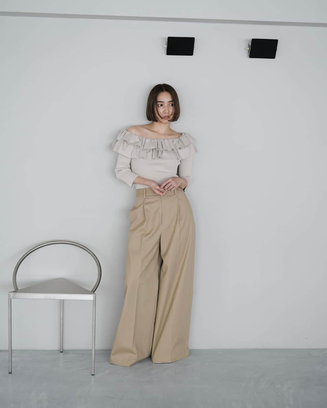 フレイアイディーさんのインスタグラム写真 - (フレイアイディーInstagram)「FRAY I.D SUB-DIRECTOR “MY STYLE”  DAY WITH FAVORITE CLOTHES #08  Knit tops ¥17,600 (tax in) Pants (High Quality Line) ¥39,600 (tax in) ※一部店舗にて展開中。 ONLINE STOREでの販売はございません。  ラフになりすぎるかなと、 これまであまり選ばなかったチノパン。 ハイクオリティラインで見つけた一枚は、 リュクスな質感とワイドシルエットで 〝凛とした存在感〟があるところが気に入りました。 センタープレスも効いていて上品に楽しめるので、 端正な着こなしが好みな私のワードローブにもマッチ。 今回は、パンツのボリューム感が際立つように コンパクトなフリルニットとスタイリング。 ベージュワントーンでまとめてモードに着るのが気分です。  ▪️HIGH QUALITY LINE▪️ 【取扱店舗】 阪急うめだ本店 大阪髙島屋 大丸神戸 博多阪急 ジェイアール名古屋タカシマヤ ラシック名古屋 表参道ヒルズ 西武池袋本店 日本橋高島屋 銀座三越 大丸東京 大丸札幌  ストーリーズアーカイブのBLOGよりご覧いただけます。  Height:160cm Size:1 #frayid #2023springcollection」5月7日 18時21分 - fray_id