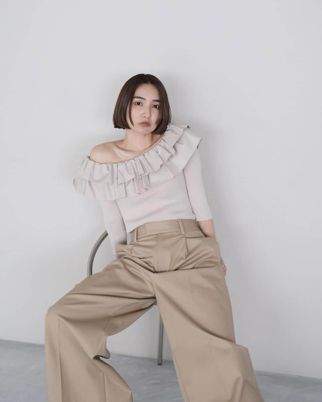 フレイアイディーさんのインスタグラム写真 - (フレイアイディーInstagram)「FRAY I.D SUB-DIRECTOR “MY STYLE”  DAY WITH FAVORITE CLOTHES #08  Knit tops ¥17,600 (tax in) Pants (High Quality Line) ¥39,600 (tax in) ※一部店舗にて展開中。 ONLINE STOREでの販売はございません。  ラフになりすぎるかなと、 これまであまり選ばなかったチノパン。 ハイクオリティラインで見つけた一枚は、 リュクスな質感とワイドシルエットで 〝凛とした存在感〟があるところが気に入りました。 センタープレスも効いていて上品に楽しめるので、 端正な着こなしが好みな私のワードローブにもマッチ。 今回は、パンツのボリューム感が際立つように コンパクトなフリルニットとスタイリング。 ベージュワントーンでまとめてモードに着るのが気分です。  ▪️HIGH QUALITY LINE▪️ 【取扱店舗】 阪急うめだ本店 大阪髙島屋 大丸神戸 博多阪急 ジェイアール名古屋タカシマヤ ラシック名古屋 表参道ヒルズ 西武池袋本店 日本橋高島屋 銀座三越 大丸東京 大丸札幌  ストーリーズアーカイブのBLOGよりご覧いただけます。  Height:160cm Size:1 #frayid #2023springcollection」5月7日 18時21分 - fray_id
