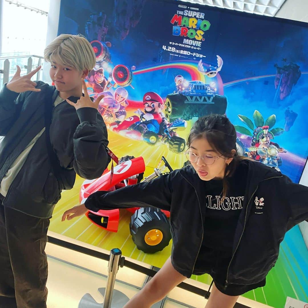 雅-MIYAVI-さんのインスタグラム写真 - (雅-MIYAVI-Instagram)「Japan has a national holiday which kids can be king and queen all day. SIUUUUUUUUUUUUU  たいへんよく遊びました  💮  #こどもの日 #ピーチ姫つよ #スカイ様予想通り絡まる」5月7日 18時21分 - miyavi_ishihara