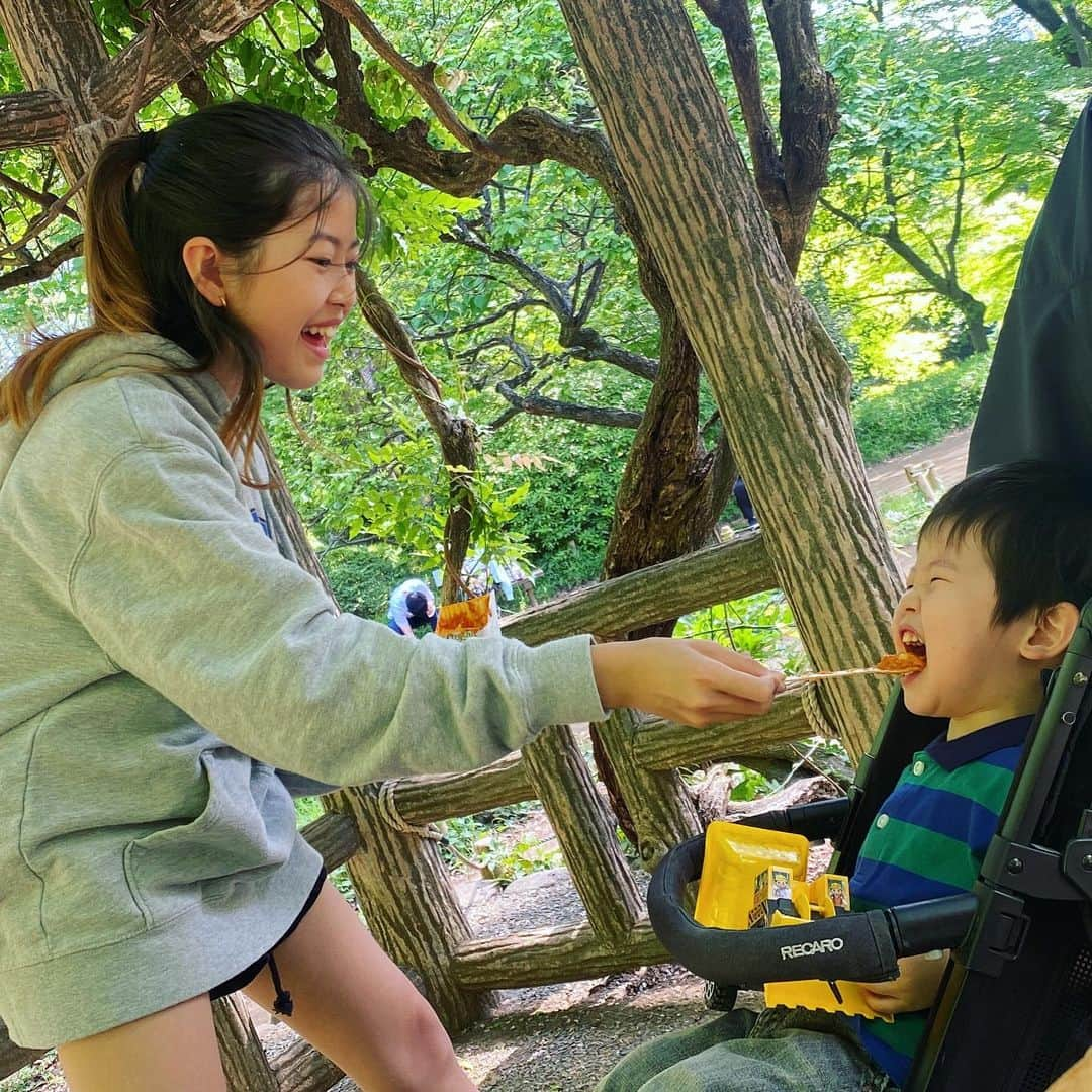 雅-MIYAVI-さんのインスタグラム写真 - (雅-MIYAVI-Instagram)「Japan has a national holiday which kids can be king and queen all day. SIUUUUUUUUUUUUU  たいへんよく遊びました  💮  #こどもの日 #ピーチ姫つよ #スカイ様予想通り絡まる」5月7日 18時21分 - miyavi_ishihara