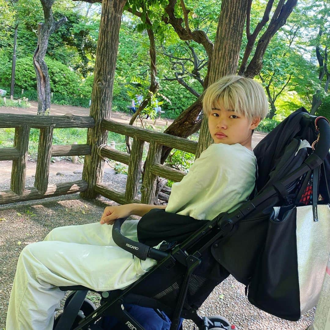 雅-MIYAVI-さんのインスタグラム写真 - (雅-MIYAVI-Instagram)「Japan has a national holiday which kids can be king and queen all day. SIUUUUUUUUUUUUU  たいへんよく遊びました  💮  #こどもの日 #ピーチ姫つよ #スカイ様予想通り絡まる」5月7日 18時21分 - miyavi_ishihara