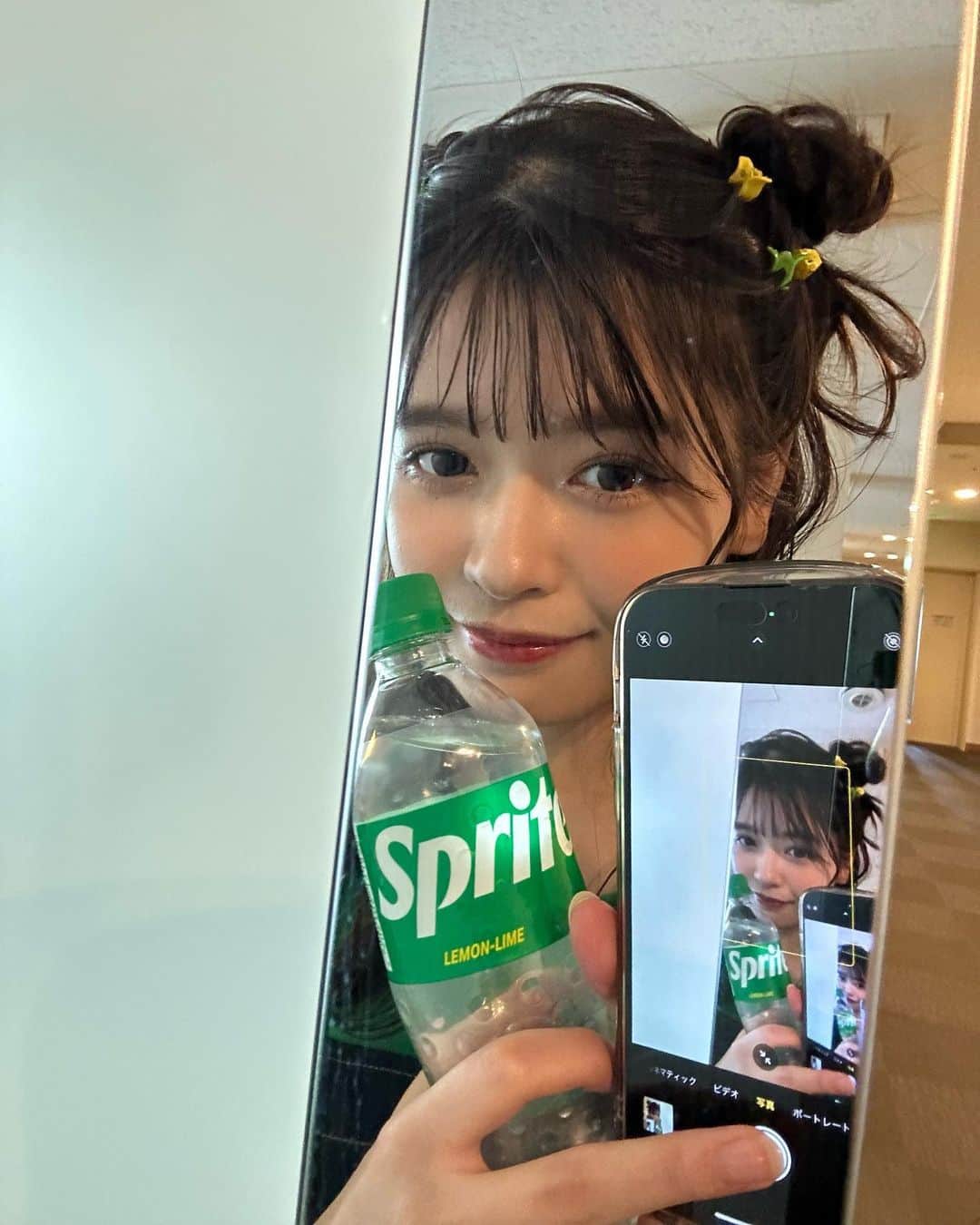 景井ひなのインスタグラム：「_ スプライトカラーのヘアピンと衣装！ そしてスプライトTシャツ頂いて、、前も後ろも可愛い☺︎ . 5年ぶりにスプライトがリニューアルして これからの暑い日にはピッタリ！ってくらい、 よりスッキリ爽やかになってさらに美味しくなった！！🍋 #スプライト #ヒートしないでクールにいこう」