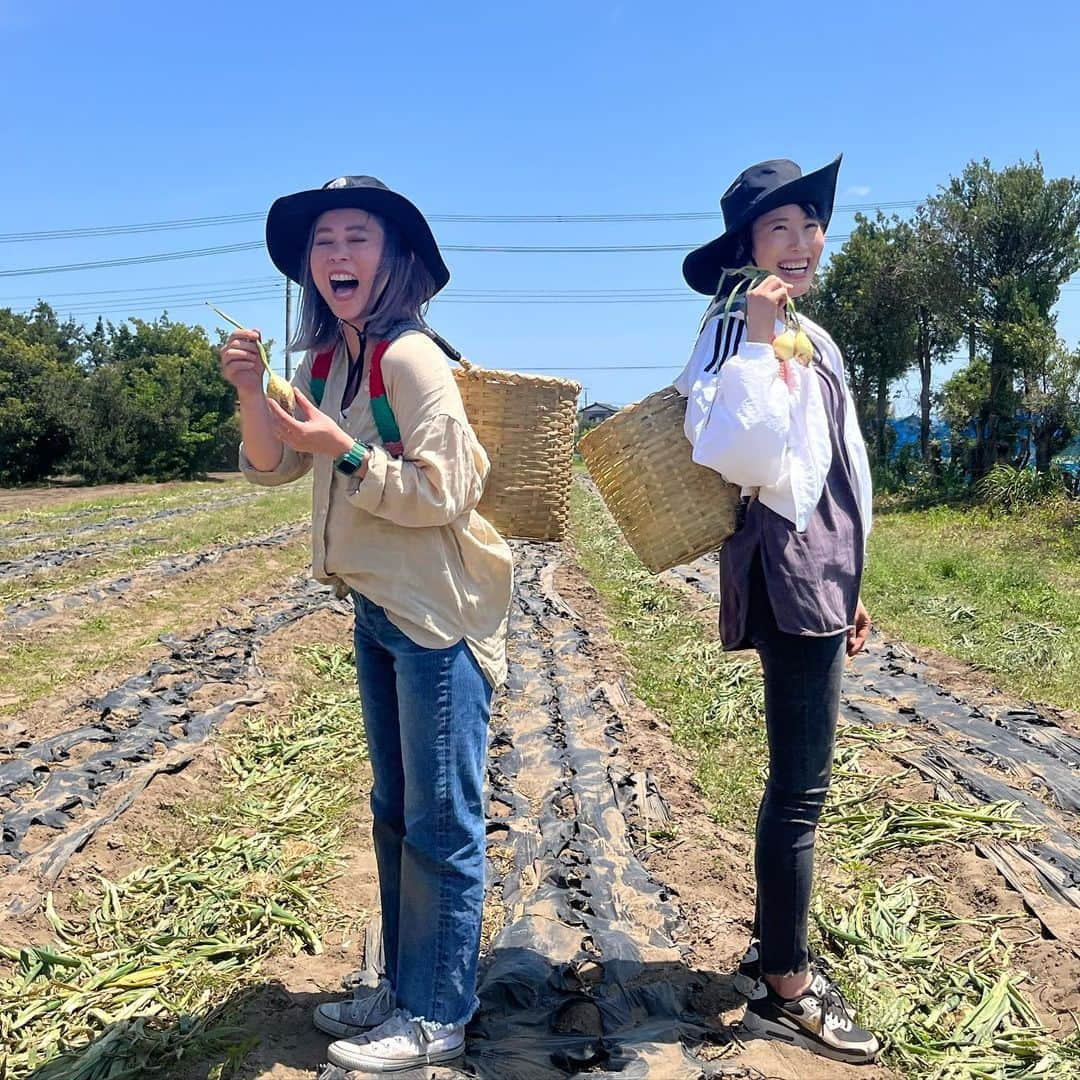 寺井幸也さんのインスタグラム写真 - (寺井幸也Instagram)「ㅤㅤㅤ GW白子の旅その2 ㅤㅤㅤ 二日目はYUKIYAMESHI スタッフも白子へ。 今回最初に伺ったのは @tampopo_land  無農薬で自由に楽しく 宇宙規模のハッピーオーラで 野菜作りをしている @yoshiyuki_sakamaki  に日頃どんな風に野菜と 向き合っているかを聞きながら 農園を見学させてもらう😌 ㅤㅤㅤ 僕は2018、19？くらいに 九州の有機栽培農家さんや 自然栽培農家さんなど数ヶ月かけて5.6県回った 経験があるので、凄く懐かしい感覚でしたが、 (ストーリーズのアーカイブに残っているので是非みてね)スタッフの皆んなは初めての農家の方とのふれあい、 しかも理念が宇宙規模の さかまきさんだったので、 中々な経験になったのでは？😌 一言では表せないさかまきさんは SNSめちゃめちゃやってるので 気になる方はインスタやYouTubeなどチェック。👌🏻 ㅤㅤㅤ 例えばパクチーや春菊など 皆んな当たり前に知ってる野菜。 だけど野菜の花は食べた事ないですよね？ むしろどんな見た目知ってますか？ ほとんどの方は知らないですよね。 何故なら売り物にはならないから 市場には出回らないんです。 通常であれば売り物にならない ものって作らないですよね？ ㅤㅤㅤ でも @tampopo_land  は 野菜達の楽園だから花が咲いてる野菜もたくさんあるし、 収穫するためだけに栽培しているっていう感じではなく、 野菜達自身が楽しく成長するのをニコニコしながら育ててるかんじ。そしてそんな野菜達って ストレスがなくいきいきしてて めちゃくちゃ美味しいの😳 ㅤㅤㅤ 食べたーいって思ったら ちぎって食べてごらん！ってさかまきさん。笑 皆んな子供みたいに無心で 野菜食べて感動してたなぁ☺️ ㅤㅤㅤ 共に生きるってこういう事なんじゃないかな？ っていうのを 体現してくれていて本当に 愛がたっぷりなお2人。 きっと突然訪れても笑顔で 迎えてくれると思うので、 皆んなも行ってみてください☘️ ㅤㅤㅤ その後は白子名物の玉葱の 収穫のお手伝いに。 白子では有名な大きい農家さん 高山さんの畑にお邪魔。 抜いた玉葱をカゴにいれて 運ぶ作業をお手伝いさせて頂きました。 汗だくになりながらも 日頃この作業を高齢の方がやっていると考えると、 同じ食に携わる人間として何かできる事はないかなぁー。と悶々。 思いついた事があるので、 動きたいと思います😊 仲良しの飲食店さん巻き込みますね🔥 ㅤㅤㅤ ㅤㅤㅤ 作業を終わらせ @shirako_no_ie  で YUKIYAMESHIチームで お昼ご飯作り。 いつもはメニューは俺が考えるけど、 この日はスタッフ一人一人に１品ずつ作ってもらった。 農家さんと触れ合い、 収穫体験した野菜を使って 考えてほしいし、感じた事を お皿に表現してほしかったから。 皆んな慣れないながら 納得いくものできたかな？ 何より楽しかったかな😊 色々感じてもらえたら何よりだしこういう機会増やします👌🏻サロンもね👌🏻 ㅤㅤㅤ 全てのアテンドしてくれた @otayukari  ゆかりさん @shinji_friscosta  まえぞーくん改めて感謝致します！ YUKIYAMESHIにとって 大切な１日になりました💛」5月7日 18時31分 - yukiya.terai