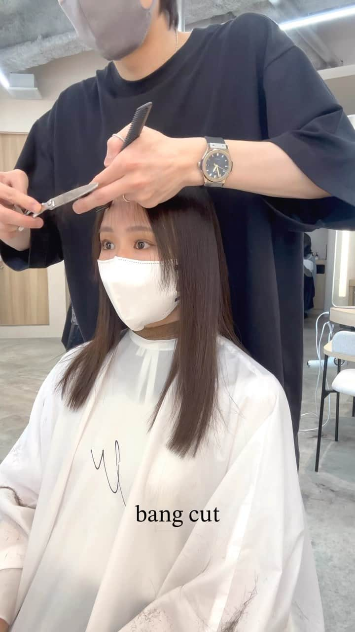 小西涼のインスタグラム：「サロンワーク✨✂︎お客様スタイル😊 #ふわっと流し前髪 #流れる顔まわり   今回は ●眉の上の長さ ●ふわっとカーラーで流れる前髪 ●ワンカールで出来るラウンドレイヤー ●顔周りは長めのフェイスレイヤー .  相談して一緒に決めていきましょう😊 任せてくださりありがとうございました！ ．  皆様の参考になれば嬉しいです。 ． ． #前髪#前髪カット#くびれ #くびれヘア #ミディアム #薄め前髪#フェイスレイヤー#ラウンドレイヤー  #ベージュ#まろベージュ#カーキ」