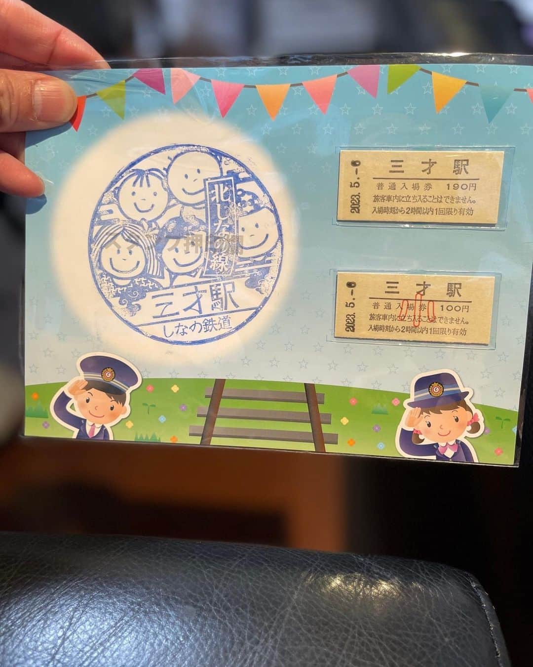 中川礼二さんのインスタグラム写真 - (中川礼二Instagram)「息子が３才なので、ゴールデンウィークに長野県しなの鉄道『三才駅』に行ってきました！  #鉄道 #しなの鉄道 #三才駅 #長野 #長野市 #鉄道ファン #電車 #電車好き #鉄道好きな人と繋がりたい  #ゴールデンウィーク  #家族旅行」5月7日 18時24分 - nakagawake.re