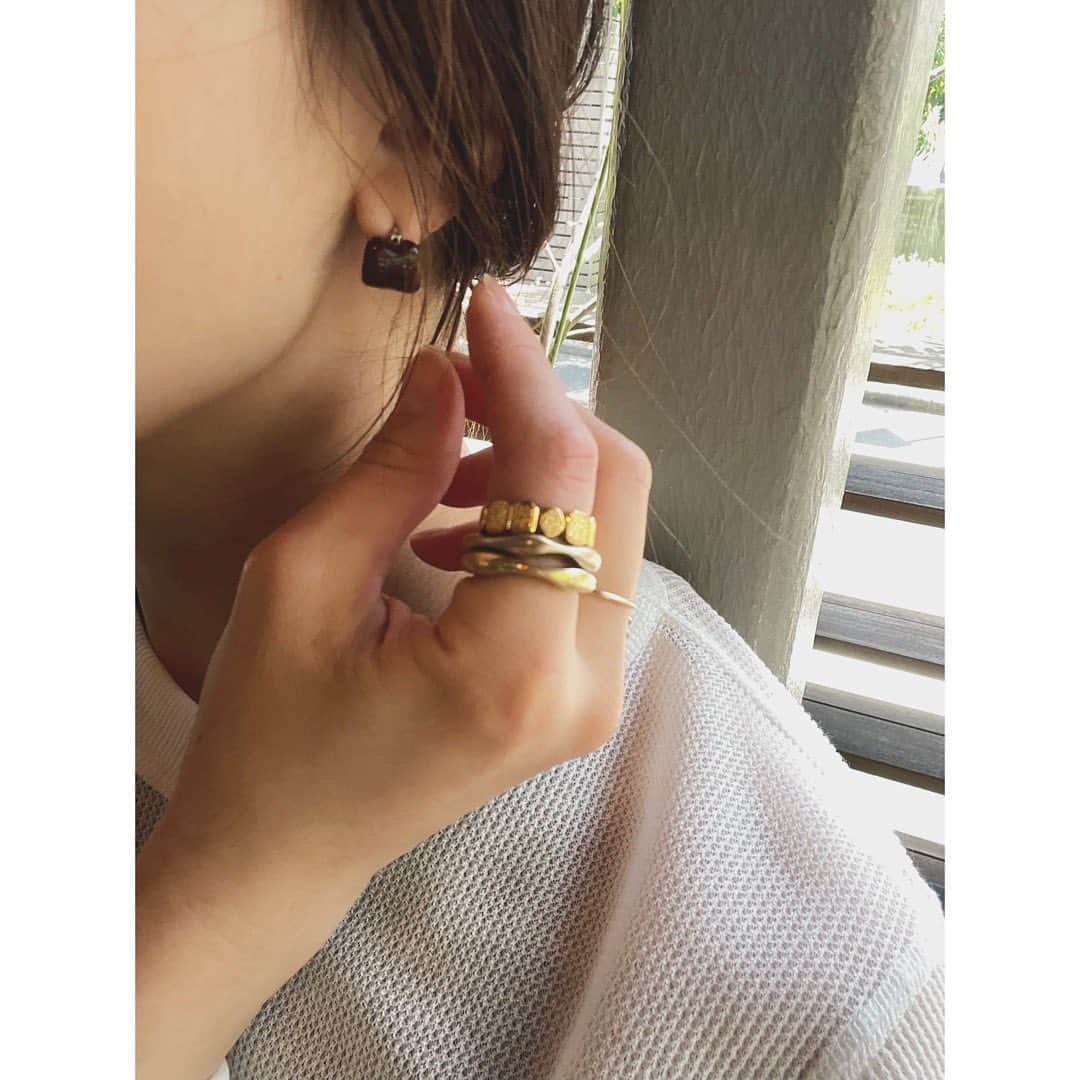 野尻美穂のインスタグラム：「顔や腕周りのコーディネートは色合わせもそうだし、バランスも重要。着ければ良いのではない。  という事でお気に入りの新入りたち☺️」
