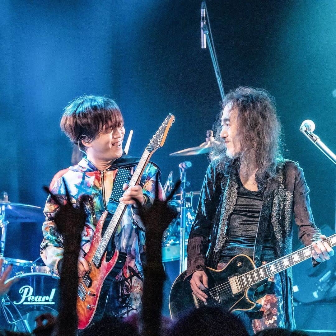 CUTTのインスタグラム：「hide Tribute 2023 Special Band  ・PATAさんとTwin Guitar! ・JOEさんとWaving Hand! ・DIEさんとImprovisation! ・GEORGEさんとHide&Seek!!  ありがとうございました😊!  Photo by A.KAWASAKI」