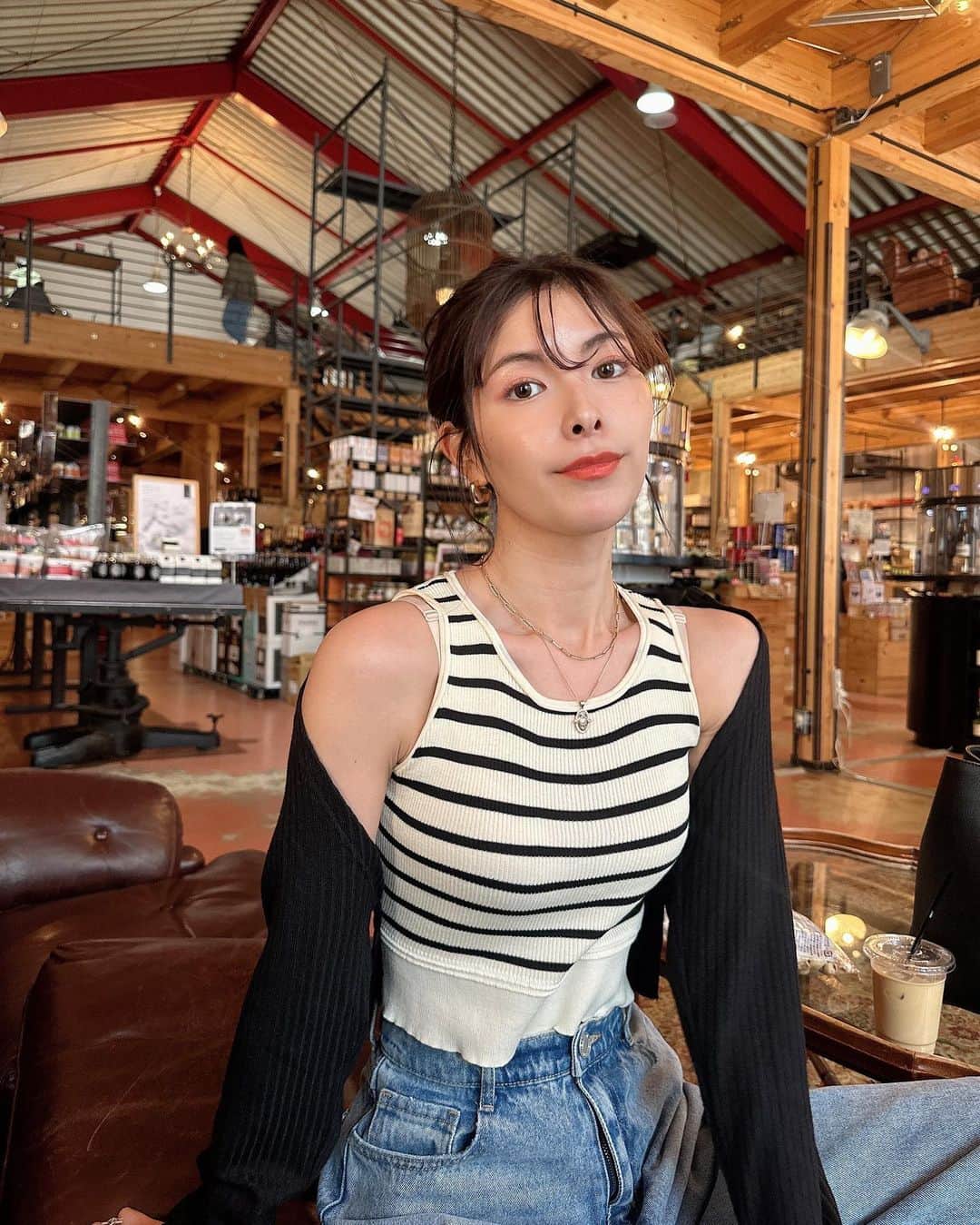 Yuika Matsuさんのインスタグラム写真 - (Yuika MatsuInstagram)「エステレポ✒️ 　 バストケアや肩甲骨剥がしでもお世話になってる @cocorobe_official さんで 久保さん @ryota_kubo.9d が開発した 過去最高の美容マシン『ミコステラ』を お先に受けさせてもらいました😊 　  ミコステラは針を使わない お肌の美容点滴のようなイメージ！ 痛みもダウンタイムも全く無いのに どんどん美肌にしてくれる優れもの🫶 　 美容液ではなく"原液"を 導入していくから即効性抜群❤️‍ 　 　 高濃度酸素も導入されるからエイジングケアも抜群✨ 施術後のお肌のツヤが凄すぎたの👼🏻 写真は右側と下がBeforeです！ 　  お顔のたるみ、くすみたるみ、ほうれい線、 肌荒れ、シワ、小顔などなど… お顔のお悩みどんどん解決されるよ 🤫 　 1回からでも肌の治安や艶✨ ほうれい線の改善も実感できるから 美容好きの方にもぜひ受けてみてもらいたい😍 　  5月からホットペッパーで 予約できるのでぜひ体験してみてくだい♪  私の紹介で予約していただくと メイクフロートジェルという クレンジングを先着30名様に プレゼントしていただけます🎁 　 このクレンジングは 毛穴、角質ケアをしてくれてダブル洗顔不要🧽 詳しくは @cocorobe_official さんまで😉💕  　  トップス&カーディガン▷ @shein_japan  @sheinofficial    SHEINで使えるクーポンコードもあります❤️ ▼クーポンコード：LOVEDAZY119  ▼クーポン利用期限： 6,000円以上:20%OFF 5,999円以下:15%OFF 有効期限2023/2/15~2023/4/30  ぜひ使ってね！  　  #MicoStella#ミコステラ#奇跡の瞬間#フェイシャルエステ  #刺さない美容点滴#美容以上医療未満　 #美容液原液　 #SHEIN #SHEINコーデ#SHEINforall」5月7日 18時26分 - yuika00802