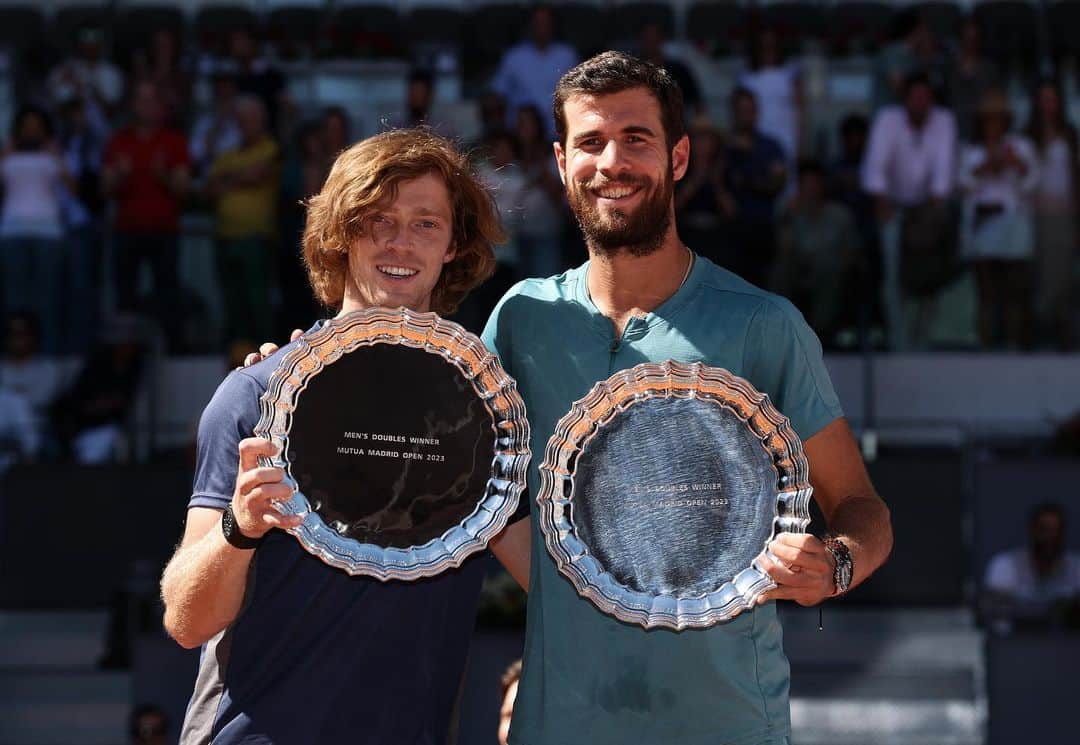 カレン・ハチャノフのインスタグラム：「Doubles specialists this week with my brother💪🏻🥳😜🍾🏆  First Masters title together!!! #Rublanov」