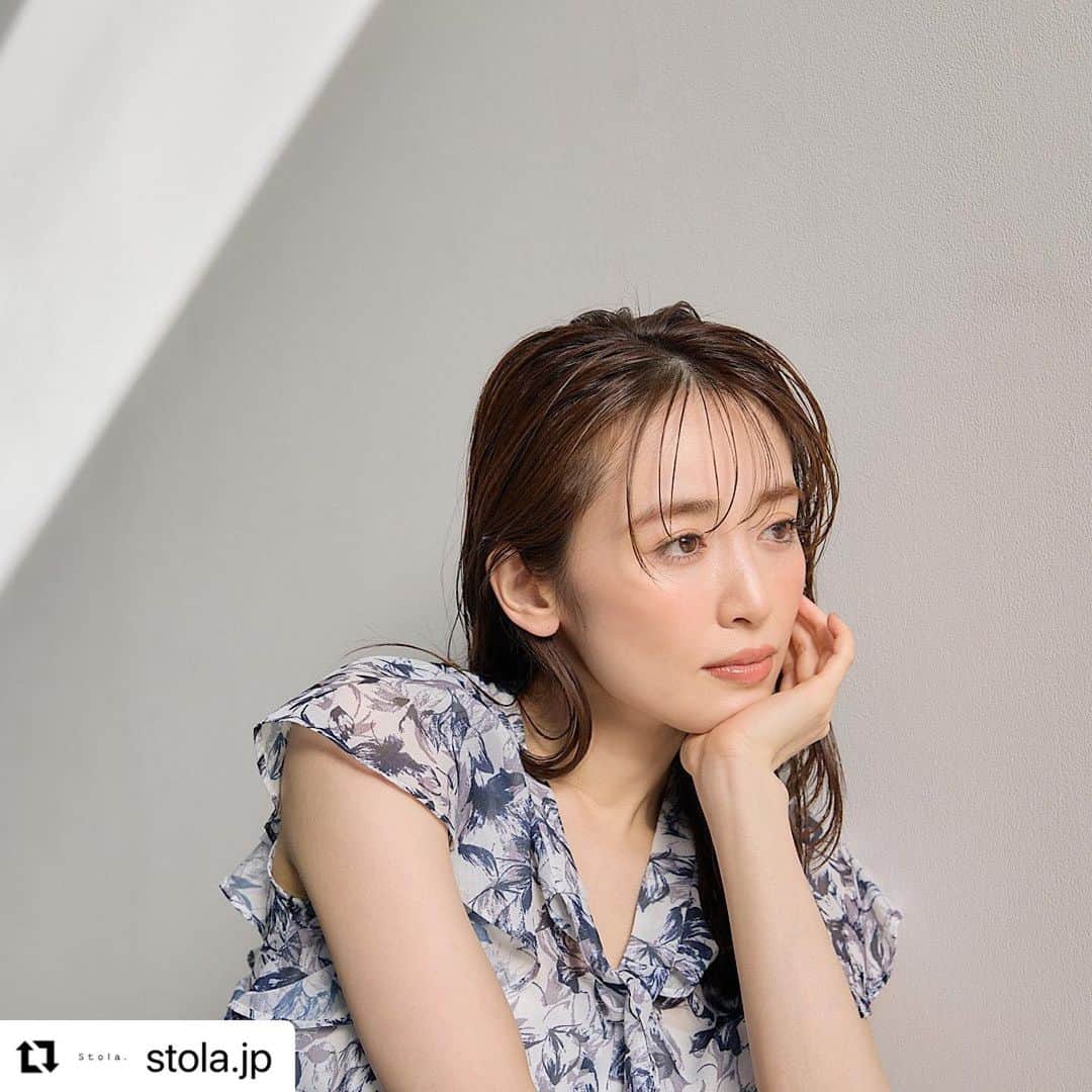 高橋里帆さんのインスタグラム写真 - (高橋里帆Instagram)「stola. 『BeautyTalk』連載 担当させていただいております✨ 是非チェクしてみて下さい。  #Repost @stola.jp with @use.repost ・・・ BEAUTY TALK “ヘルシー”オレンジ  メイク  もう1つ、この夏トレンドのカラーメイクから高橋里帆さんが提案してくれたのは、健康的な女性らしさとラフな抜け感、両方が叶うヌーディーなオレンジメイク。  「きれいめカジュアルなパンツコーデにはヘルシーなオレンジメイクがイチ押し。チークとリップで血色を足すことで顔が明るくトーンアップし、程よくリラックス感も出てオシャレな雰囲気に。」  詳しいHow toはオンラインにてご紹介しています。ぜひご覧ください💄 ㅤㅤ ㅤㅤ #Stola.  #ストラ　　 #カラーメイク #夏メイク2023 #パンツコーデ #オレンジメイク #Stola_2023ss @rika_izumi_  @takahashi.riho」5月7日 9時36分 - takahashi.riho