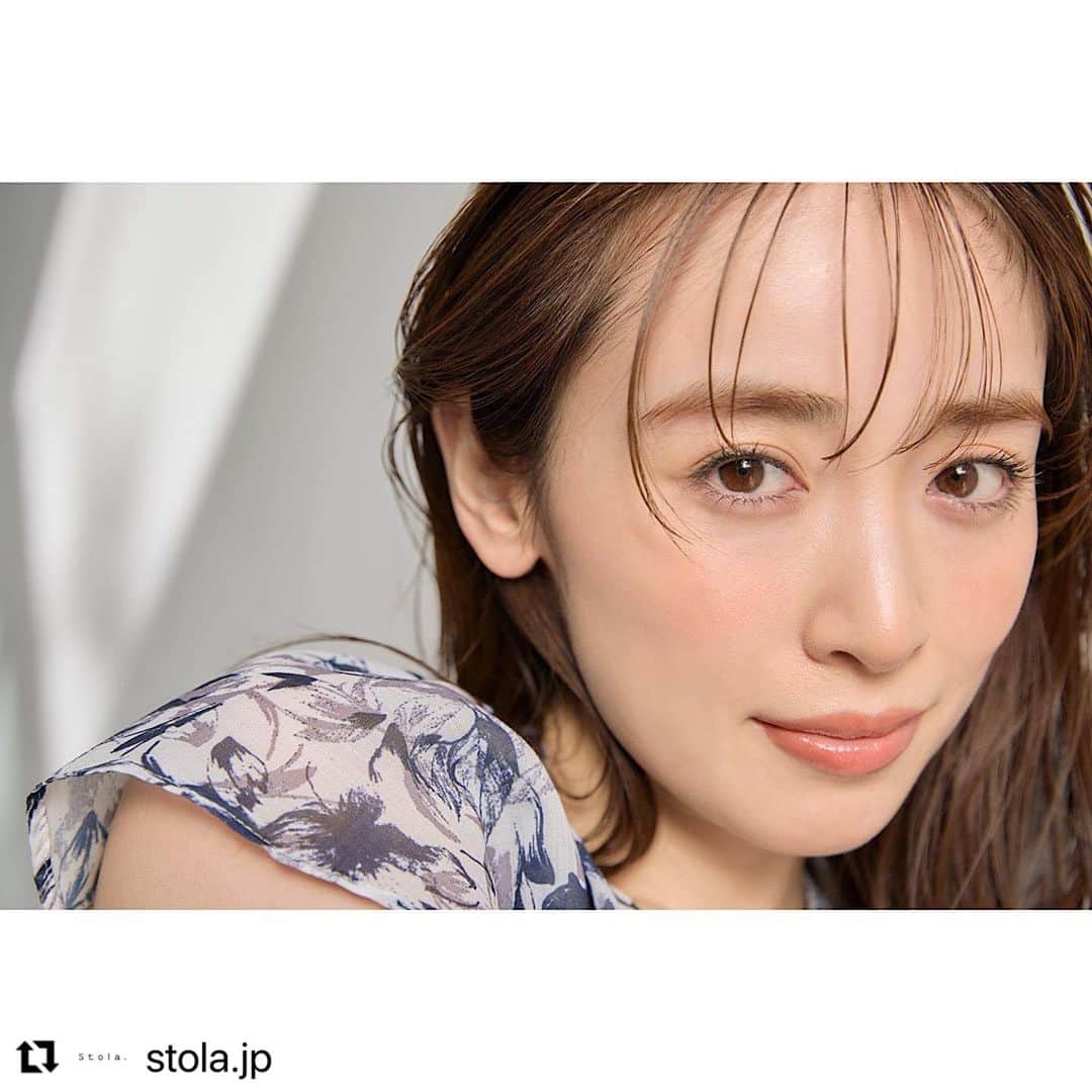 高橋里帆さんのインスタグラム写真 - (高橋里帆Instagram)「stola. 『BeautyTalk』連載 担当させていただいております✨ 是非チェクしてみて下さい。  #Repost @stola.jp with @use.repost ・・・ BEAUTY TALK “ヘルシー”オレンジ  メイク  もう1つ、この夏トレンドのカラーメイクから高橋里帆さんが提案してくれたのは、健康的な女性らしさとラフな抜け感、両方が叶うヌーディーなオレンジメイク。  「きれいめカジュアルなパンツコーデにはヘルシーなオレンジメイクがイチ押し。チークとリップで血色を足すことで顔が明るくトーンアップし、程よくリラックス感も出てオシャレな雰囲気に。」  詳しいHow toはオンラインにてご紹介しています。ぜひご覧ください💄 ㅤㅤ ㅤㅤ #Stola.  #ストラ　　 #カラーメイク #夏メイク2023 #パンツコーデ #オレンジメイク #Stola_2023ss @rika_izumi_  @takahashi.riho」5月7日 9時36分 - takahashi.riho