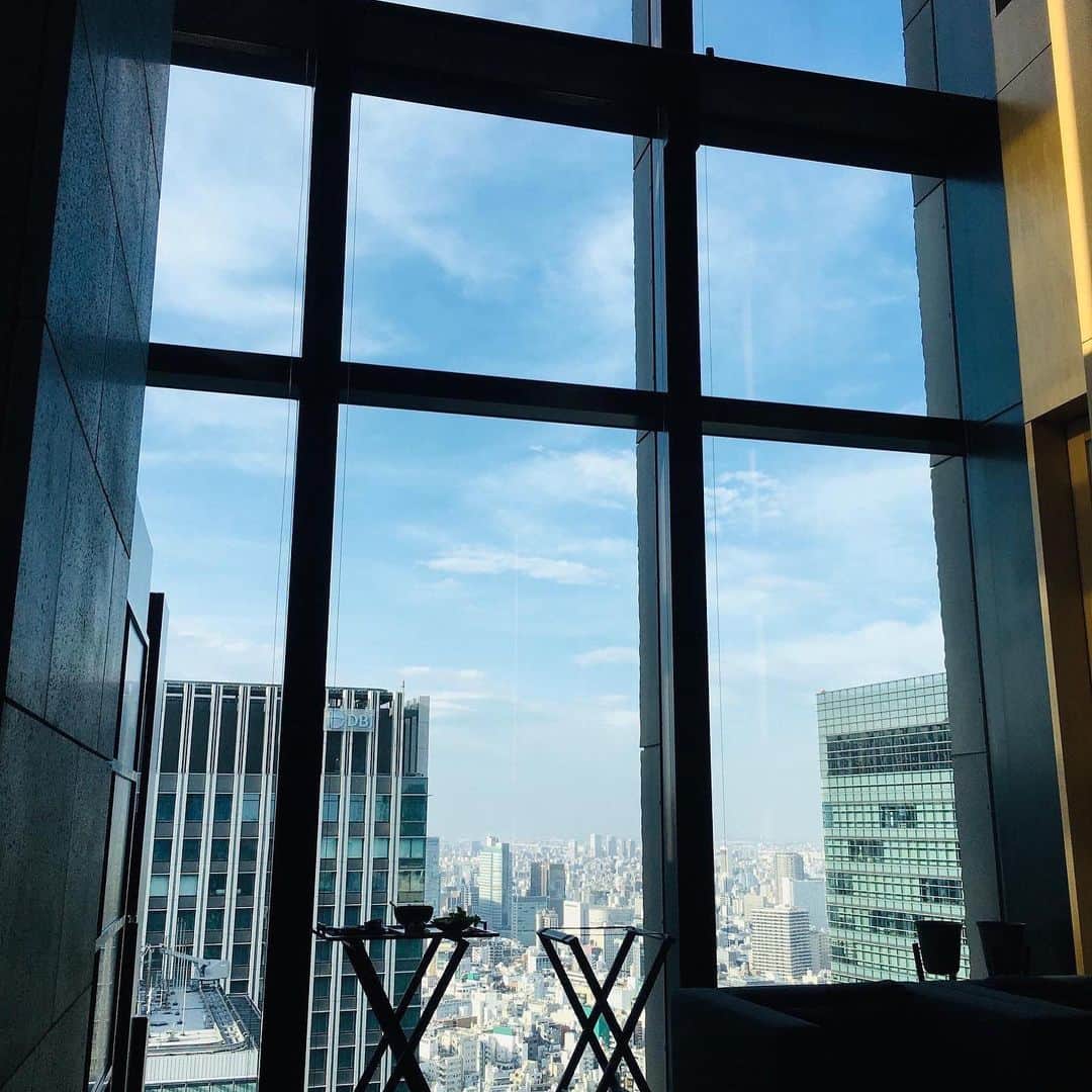 近藤淳子さんのインスタグラム写真 - (近藤淳子Instagram)「アマン東京33階ラウンジにて 【AMAN　CHAMPAGNE-COMETE　DE　MONTAIGNE】をいただきました。   グラスの底から、黄金に輝く一途な泡 華奢でしなやかな泡のロマンティック  シャンパーニュ地方・ピノノワールのエレガントな果実味に 蜂蜜のようなやさしい温かみ 香ばしさもふわり  心ほどけるひとときをありがとうございました。   この度、アテンドしてくださったのは アマン東京、統括でソムリエの藤原龍さん @somm___life    Ryoさんは蔵にも足を運び、日本酒にも通じていらっしゃいます。アマン東京では都道府県別に多種多様な大人気銘酒がオンリスト。正直、ここまで多くの日本酒を飲めるとは驚きました。Ryoのような方のおかげで、世界中に日本酒の価値が深まり、伝道されていくのだと実感できました。   ここから始まる新たな日本酒ストーリー 楽しみでなりません✨  #アマン東京  #寛ぎと刺激 #ryoさんありがとうございました」5月7日 9時37分 - kondo_junko_