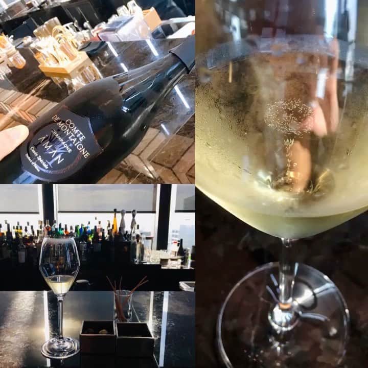 のインスタグラム：「アマン東京33階ラウンジにて 【AMAN　CHAMPAGNE-COMETE　DE　MONTAIGNE】をいただきました。   グラスの底から、黄金に輝く一途な泡 華奢でしなやかな泡のロマンティック  シャンパーニュ地方・ピノノワールのエレガントな果実味に 蜂蜜のようなやさしい温かみ 香ばしさもふわり  心ほどけるひとときをありがとうございました。   この度、アテンドしてくださったのは アマン東京、統括でソムリエの藤原龍さん @somm___life    Ryoさんは蔵にも足を運び、日本酒にも通じていらっしゃいます。アマン東京では都道府県別に多種多様な大人気銘酒がオンリスト。正直、ここまで多くの日本酒を飲めるとは驚きました。Ryoのような方のおかげで、世界中に日本酒の価値が深まり、伝道されていくのだと実感できました。   ここから始まる新たな日本酒ストーリー 楽しみでなりません✨  #アマン東京  #寛ぎと刺激 #ryoさんありがとうございました」
