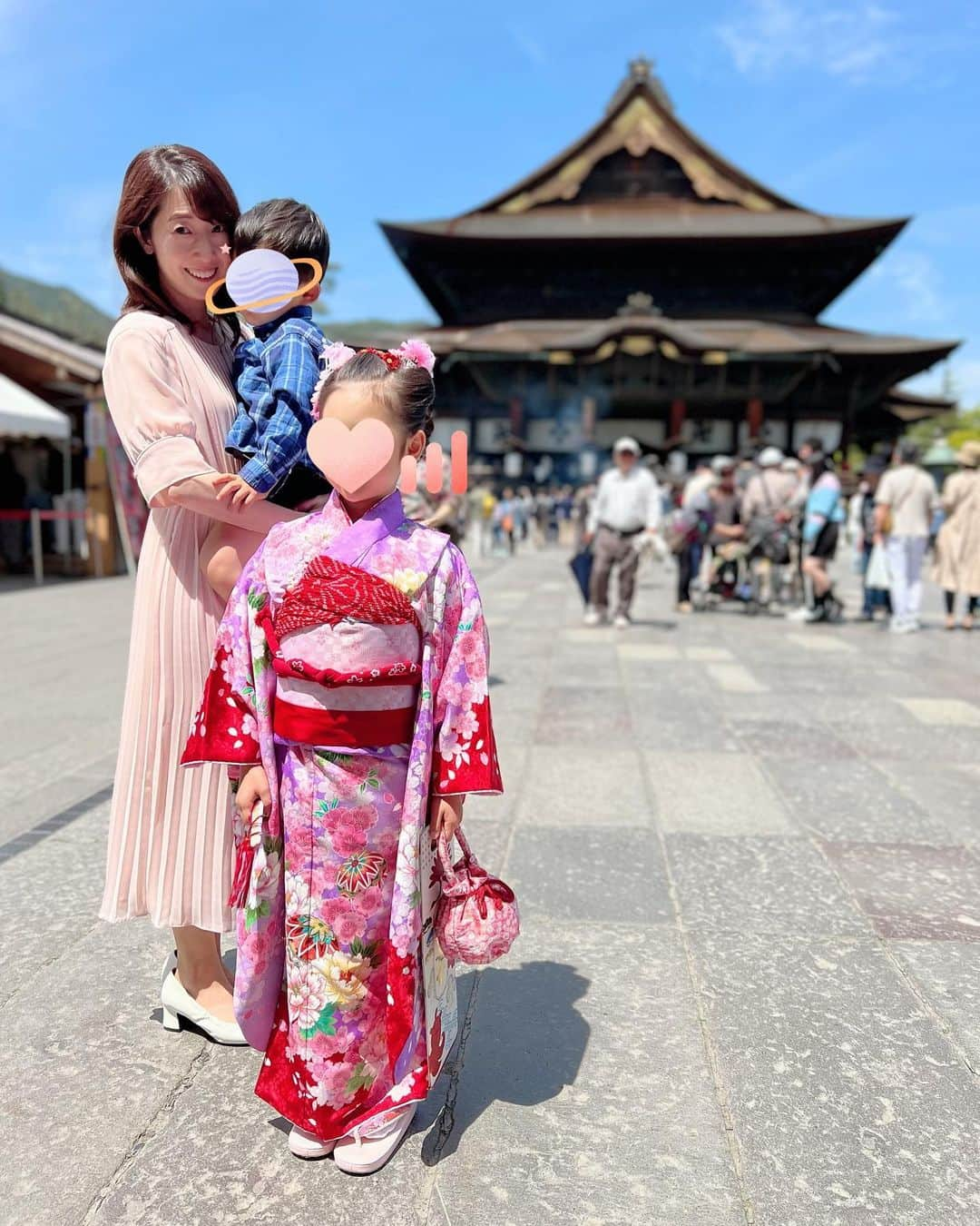 池辺愛さんのインスタグラム写真 - (池辺愛Instagram)「娘の七五三の前撮りを善光寺さんでさせて頂きました🙇‍♀️  夫の両親は高齢で遠出はなかなか難しいので、私達は東京から、私の両親&妹ファミリーは大阪からみんな長野に集まって、全員集合写真を撮りました☺️  上は89歳、下は2歳、総勢11名の予定とコンディションを整えるのはなかなか大変でしたが、無事にみんなで写真を撮ってもらうことができてホッとしています😚  このG.W.の長野への旅の1番の目的を良いお天気の中無事に達成することができて、本当に良かったです。  ありがとうございました♡  #七五三前撮り #2023 #ゴールデンウィーク #長野　#善光寺　#大石堂写真館  #家族写真 #いつも元気でありがとう  #これからもすくすく育ってね #かあちゃんがんばります」5月7日 9時37分 - aiikebe