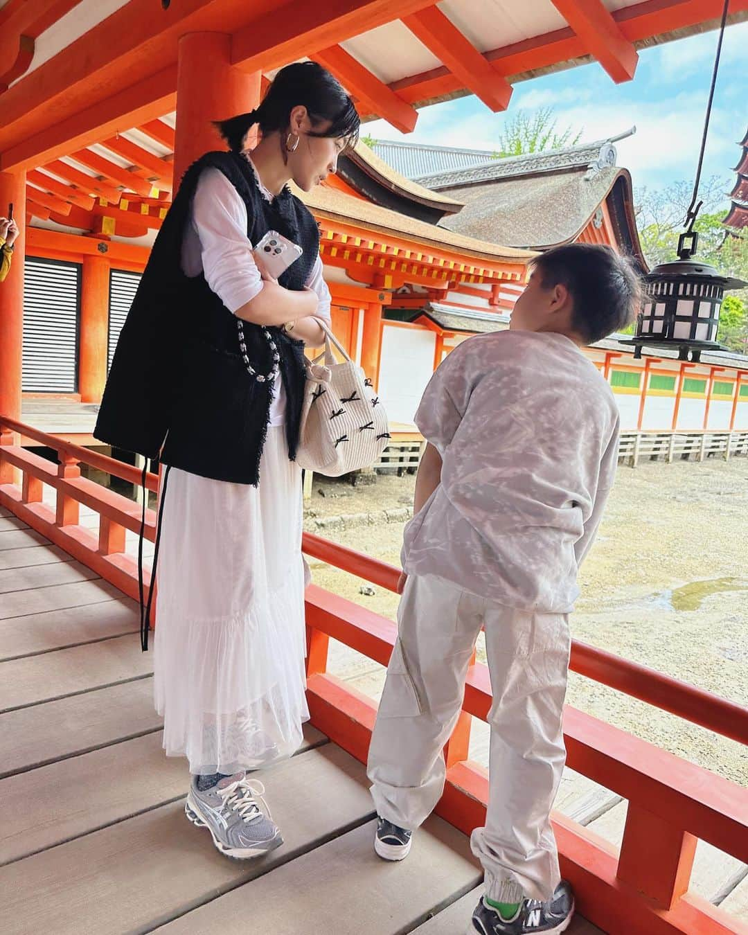 田中彩子さんのインスタグラム写真 - (田中彩子Instagram)「. 広島県3日目に宮島の厳島神社へ⛩️ 潮の満ち引きで景色が変わる神社 私たちは干潮時に行ったので、 鏡の池を見ることができました🪞✨ 海の上に浮かんで見える厳島神社も見たかったな🌊  とにかく人が多かったのでゆっくりは出来なかったし写真撮るのも順番待ちであまり撮れなかったけれど 緑の森林を背景に、青い海の上に浮かぶ鮮やかな朱塗りの厳島神社はとっても美しかったです😌✨ またゆっくり行きたいなと思いました🚢 . . . 最後の2枚はおりづるタワー😌💭✨」5月7日 9時49分 - ayako_tanaka_