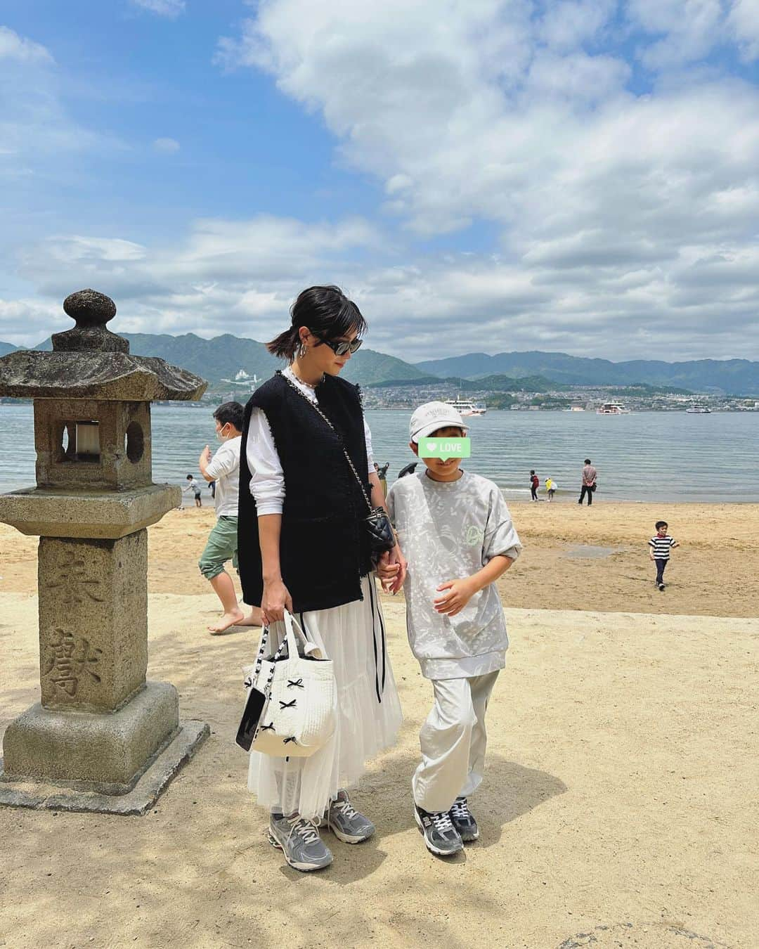 田中彩子さんのインスタグラム写真 - (田中彩子Instagram)「. 広島県3日目に宮島の厳島神社へ⛩️ 潮の満ち引きで景色が変わる神社 私たちは干潮時に行ったので、 鏡の池を見ることができました🪞✨ 海の上に浮かんで見える厳島神社も見たかったな🌊  とにかく人が多かったのでゆっくりは出来なかったし写真撮るのも順番待ちであまり撮れなかったけれど 緑の森林を背景に、青い海の上に浮かぶ鮮やかな朱塗りの厳島神社はとっても美しかったです😌✨ またゆっくり行きたいなと思いました🚢 . . . 最後の2枚はおりづるタワー😌💭✨」5月7日 9時49分 - ayako_tanaka_