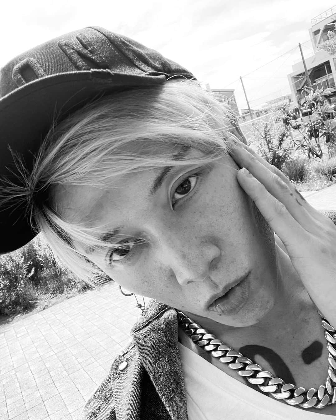 雅-MIYAVI-さんのインスタグラム写真 - (雅-MIYAVI-Instagram)「Been a bit windy   #ゴールデンウィーク #最近やたら風強くないすか」5月7日 9時52分 - miyavi_ishihara