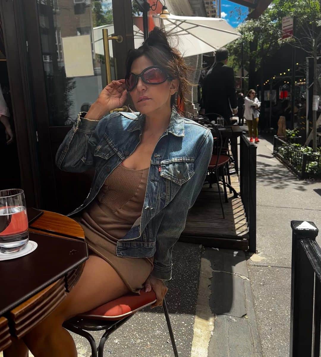 ローリー・リン・スタークのインスタグラム：「Lunch with the girls 🍸💋💋💋」