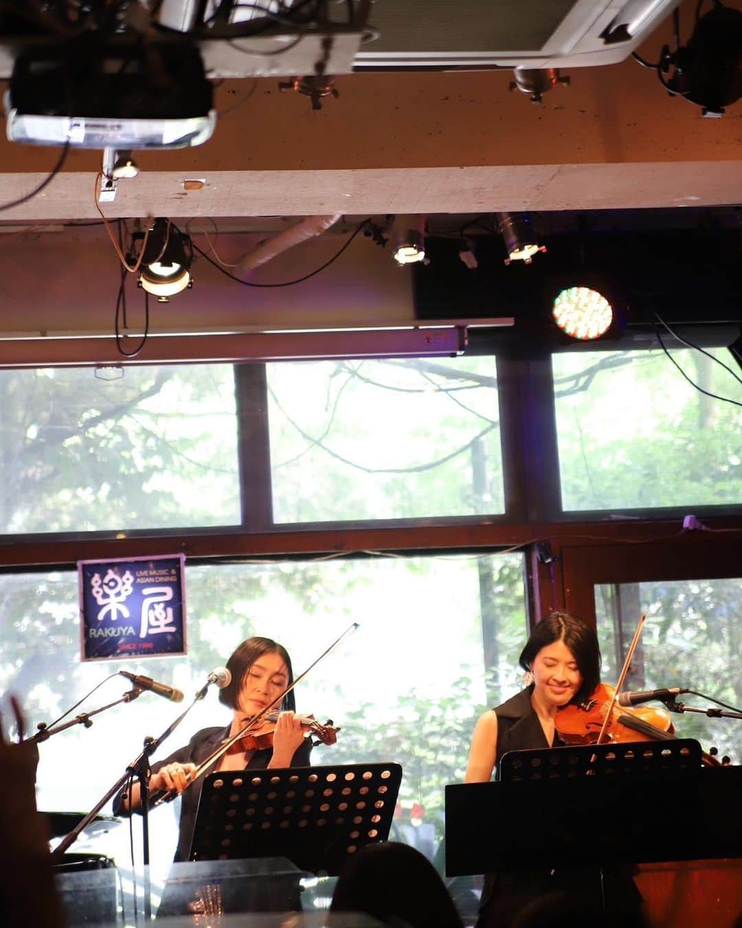 白澤美佳さんのインスタグラム写真 - (白澤美佳Instagram)「✴︎✴︎✴︎ 5.4(thu.)  ArcoIrIs Special Live 📷 @nakamegurorakuya  　　　  #Live #livephotography  #📸 #arcoiris  #violin #violinist  #歌うヴァイオリニスト #白澤美佳 #🎻 #🎙 #🎹」5月7日 9時59分 - mikashirasawa