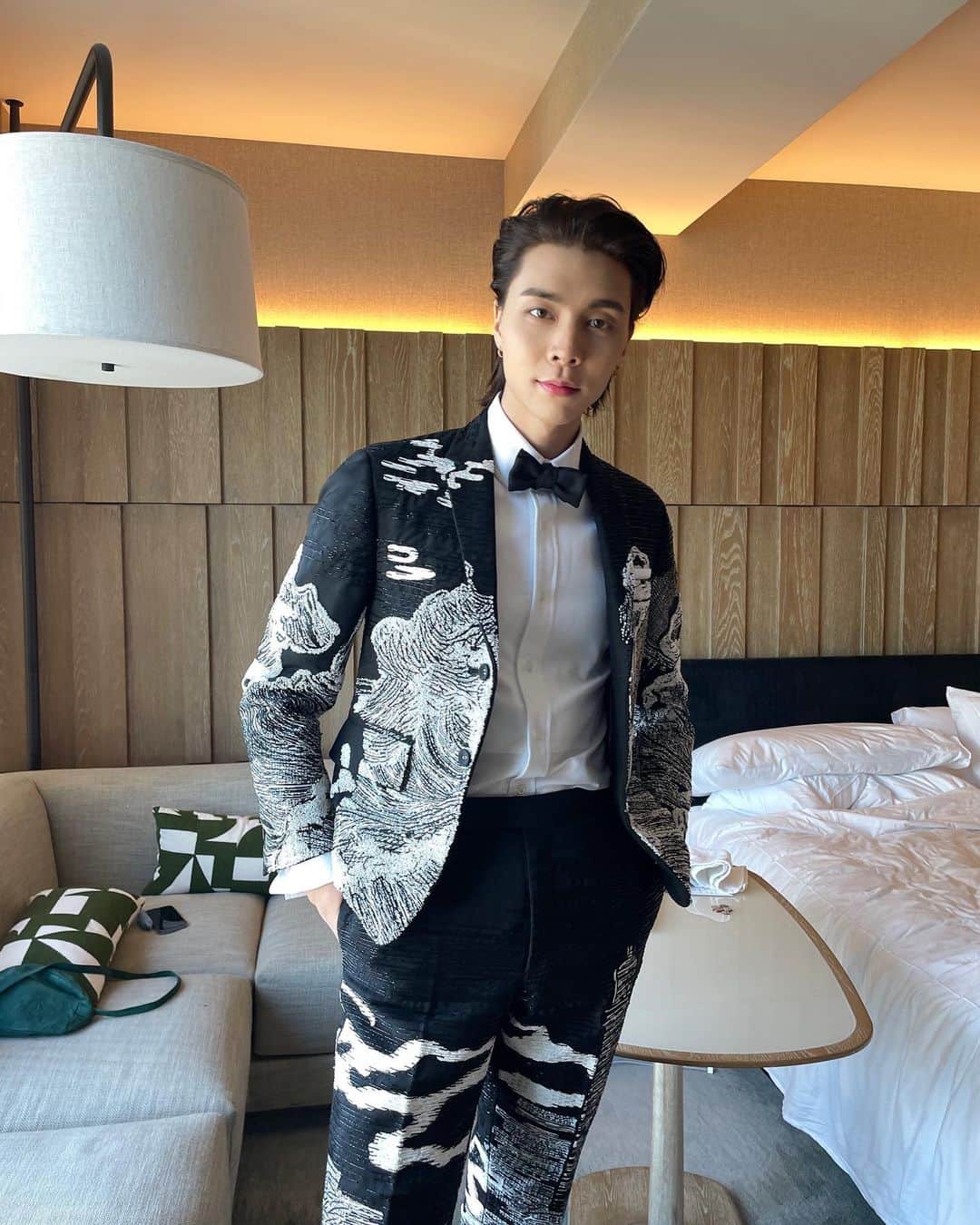 NCTさんのインスタグラム写真 - (NCTInstagram)「JOHNNY is ready for the Gold Gala🕶️✨  #JohnnySuhxGoldGala #JohnnySuhxGoldGala2023  #JOHNNYSUH #JOHNNY #쟈니  #NCT127 #NCT #GoldGala #JOHNNYinLA  @johnnyjsuh  @GoldHouseCo」5月7日 10時22分 - nct