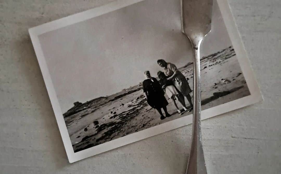 Keikoさんのインスタグラム写真 - (KeikoInstagram)「† 2023.5.7 † 昨日ドゥーズさんで出会った フランスの古いモノクロ写真。 それはフランスの海岸で余暇を楽しむ家族写真でした。 それを手にした時に ふっとよみがえった 20代の頃に観たフランス映画 『男と女』 ♪ﾀﾞﾊﾞﾀﾞﾊﾞﾀﾞﾀﾞﾊﾞﾀﾞﾊﾞﾀﾞ♪ で余りにも有名な 50年以上も前の映画ですが、アヌーク・エーメの美しさと ムートンコートを襟を立てて深く着るスタイルに憧れて 本物は高くて買えなかったけど 似たようなコートを探して着ていたのを思い出しました。 その映画は何年か前まで "その後の男と女"として何度も続編が作られてきたけれど 主演のジャン・ルイ・トランティニアンが亡くなってしまったので、もう続編はつくられないでしょう(涙) その映画の中でも印象的なのが お互いの子供たちを連れて訪れた ドゥーヴィルの海岸のシーン。 モノクロとカラーとが交互に映されて 素敵なシーンですが 裏話としては、予算の関係でカラーのシーンが少なかったのだそうです。 それがまた功を奏しているのですけれど。 三度目の 『男と女 人生最良の日々』 でも 既に介護施設にはいっている認知症を患ったジャン・ルイの記憶を少しでも戻せるならと アンヌ(アヌーク・エーメ)が一緒に再度訪れるシーンもあり その海岸やホテルが当時とほぼ変わらずに残っています。 というか、それがフランスでは当たり前なのでしょうね。 昨日頂いた写真も70年前の写真。 おばちゃんたちは ワンピースに三角巾を被って 女の子はお孫さんかしら？ とても楽しそうな笑顔を見せています。 どこの海岸かは分からないけれど 今もその海はそのまま残っていることでしょう。 * 余談ですが この一枚目に映っている男の子と女の子 三度目の続編映画2019の『男と女』でも アンヌとジャンの子供として 既に50代の大人で登場します。 最初の映画を観た人はちょっと感動するのでした。 † #映画うんちく #ノスタルジー #モノクロ写真 #映画男と女 #フランス映画 #ドゥーヴィル #アンティーク #映画は夫の影響で観るものが多い #50年の時を越えても美しいアヌークエーメ」5月7日 10時17分 - shell_house1025