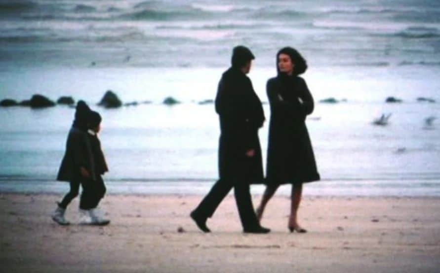 Keikoさんのインスタグラム写真 - (KeikoInstagram)「† 2023.5.7 † 昨日ドゥーズさんで出会った フランスの古いモノクロ写真。 それはフランスの海岸で余暇を楽しむ家族写真でした。 それを手にした時に ふっとよみがえった 20代の頃に観たフランス映画 『男と女』 ♪ﾀﾞﾊﾞﾀﾞﾊﾞﾀﾞﾀﾞﾊﾞﾀﾞﾊﾞﾀﾞ♪ で余りにも有名な 50年以上も前の映画ですが、アヌーク・エーメの美しさと ムートンコートを襟を立てて深く着るスタイルに憧れて 本物は高くて買えなかったけど 似たようなコートを探して着ていたのを思い出しました。 その映画は何年か前まで "その後の男と女"として何度も続編が作られてきたけれど 主演のジャン・ルイ・トランティニアンが亡くなってしまったので、もう続編はつくられないでしょう(涙) その映画の中でも印象的なのが お互いの子供たちを連れて訪れた ドゥーヴィルの海岸のシーン。 モノクロとカラーとが交互に映されて 素敵なシーンですが 裏話としては、予算の関係でカラーのシーンが少なかったのだそうです。 それがまた功を奏しているのですけれど。 三度目の 『男と女 人生最良の日々』 でも 既に介護施設にはいっている認知症を患ったジャン・ルイの記憶を少しでも戻せるならと アンヌ(アヌーク・エーメ)が一緒に再度訪れるシーンもあり その海岸やホテルが当時とほぼ変わらずに残っています。 というか、それがフランスでは当たり前なのでしょうね。 昨日頂いた写真も70年前の写真。 おばちゃんたちは ワンピースに三角巾を被って 女の子はお孫さんかしら？ とても楽しそうな笑顔を見せています。 どこの海岸かは分からないけれど 今もその海はそのまま残っていることでしょう。 * 余談ですが この一枚目に映っている男の子と女の子 三度目の続編映画2019の『男と女』でも アンヌとジャンの子供として 既に50代の大人で登場します。 最初の映画を観た人はちょっと感動するのでした。 † #映画うんちく #ノスタルジー #モノクロ写真 #映画男と女 #フランス映画 #ドゥーヴィル #アンティーク #映画は夫の影響で観るものが多い #50年の時を越えても美しいアヌークエーメ」5月7日 10時17分 - shell_house1025