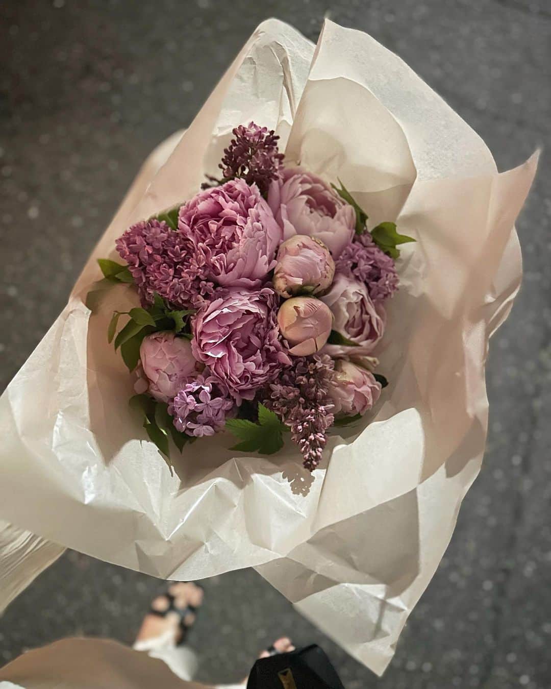 小澤名代さんのインスタグラム写真 - (小澤名代Instagram)「大好きな芍薬の季節♡  眺めているだけでかわいくて癒される💗  しばらくお家もサロンもピンク色に染めようと思い芍薬とピンクのお花まみれにしたり 母の日のギフトも今年はピンクやマゼンタでlovelyに。 気分はピンク一色💕💕  #lovepink  #peony」5月7日 10時18分 - ozawanayo